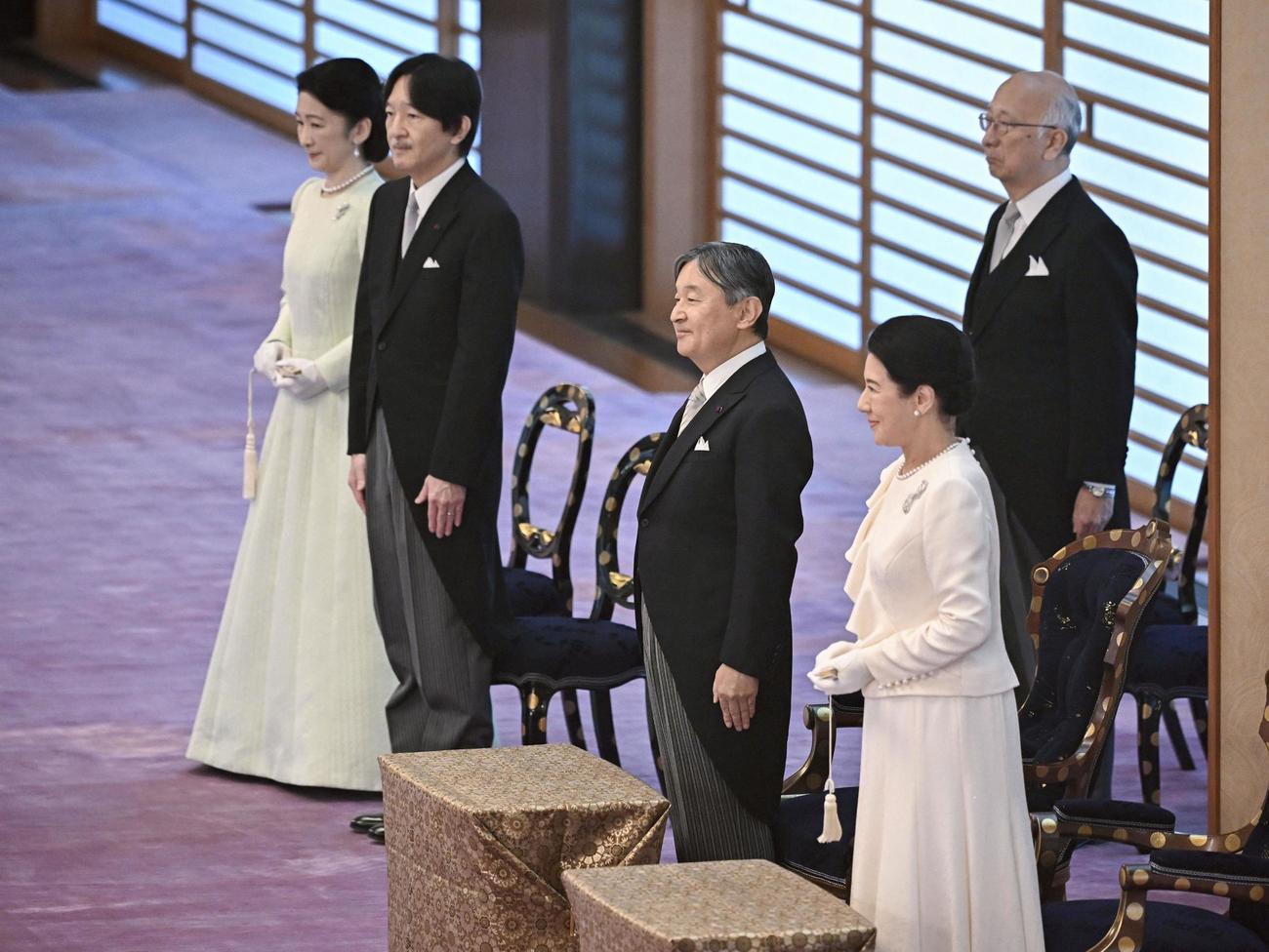 「加冠の儀」に参列された天皇、皇后両陛下と秋篠宮ご夫妻（代表撮影）