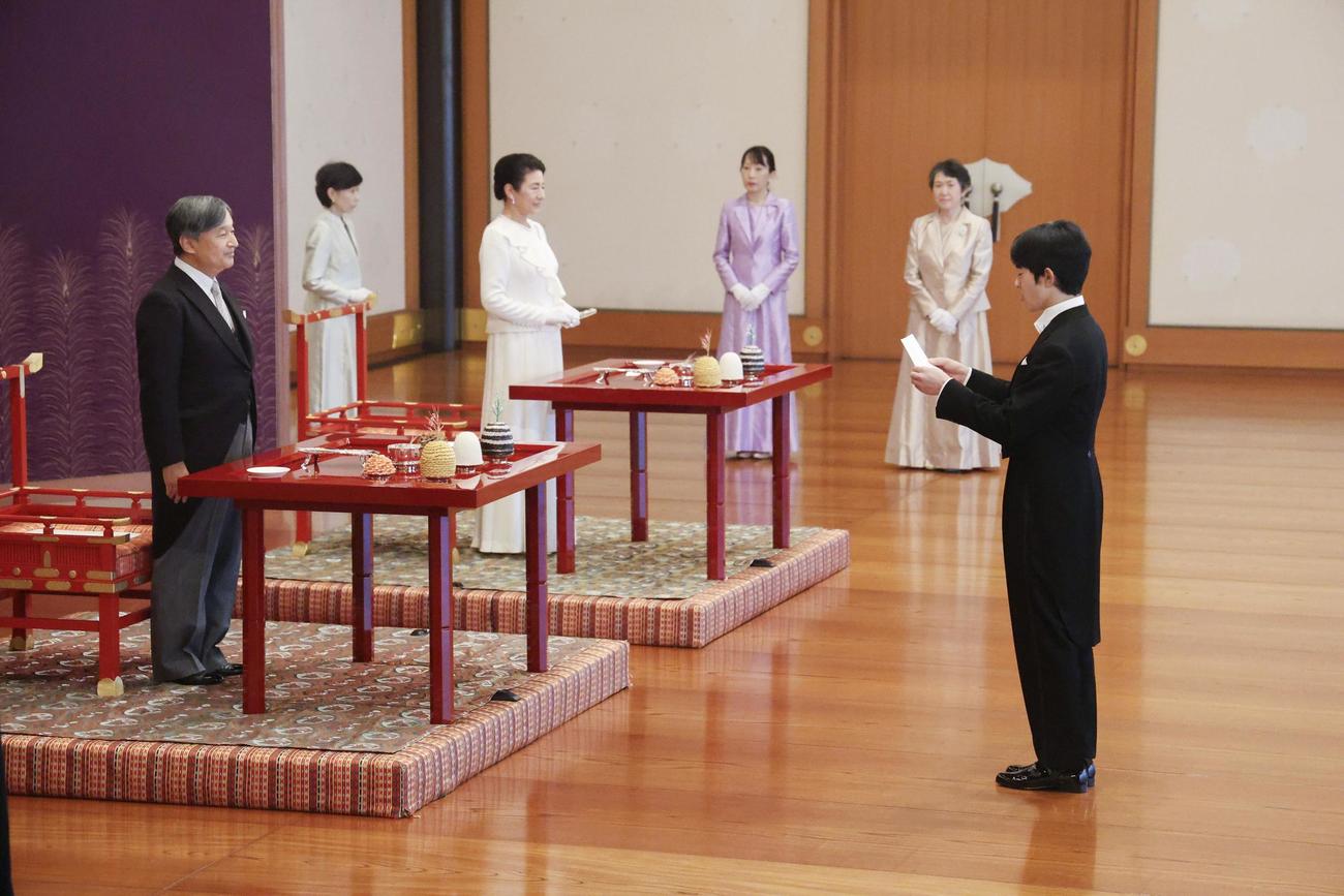 「朝見の儀」で天皇、皇后両陛下に感謝の言葉を述べられる秋篠宮家の長男悠仁さま（代表撮影）