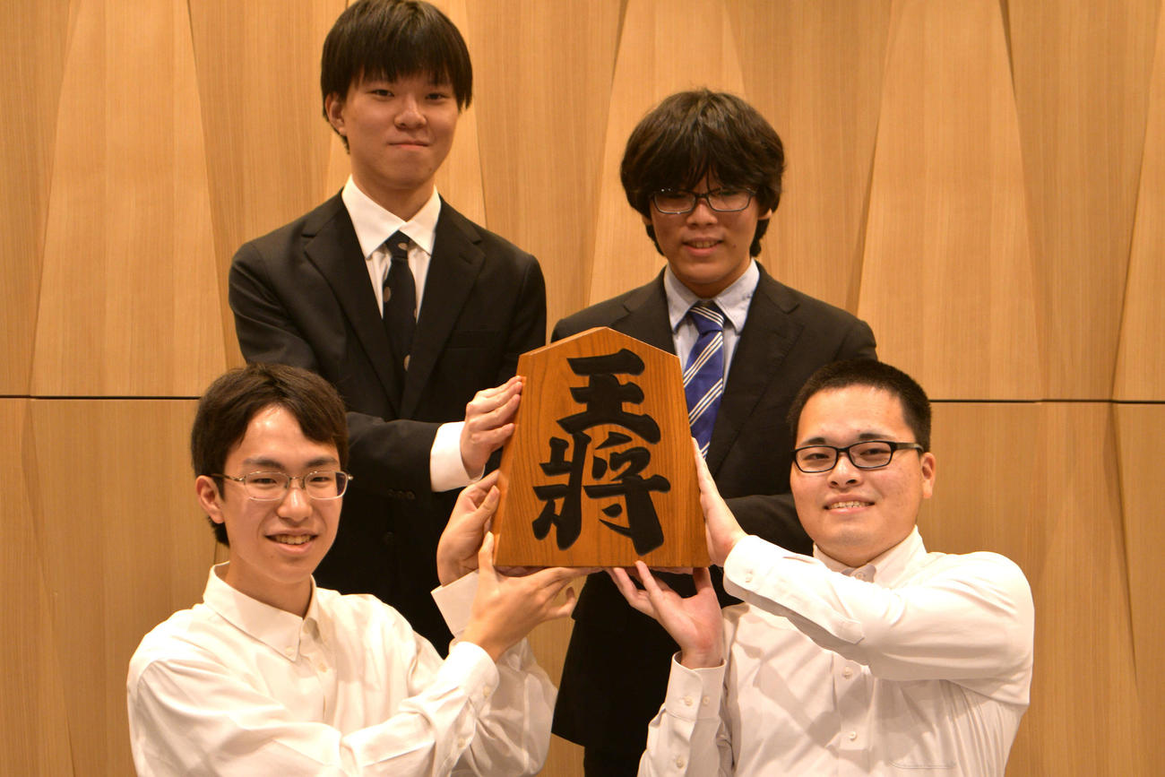 第77回奨励会三段リーグを終えて昇段を決めた岩村凛太朗三段、生垣寛人三段（前列左から）と片山史龍三段、山下数毅三段（後列左から）