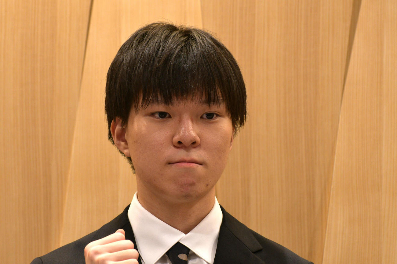 三段リーグの次点を2回獲得という規定により四段昇段となった片山史龍三段