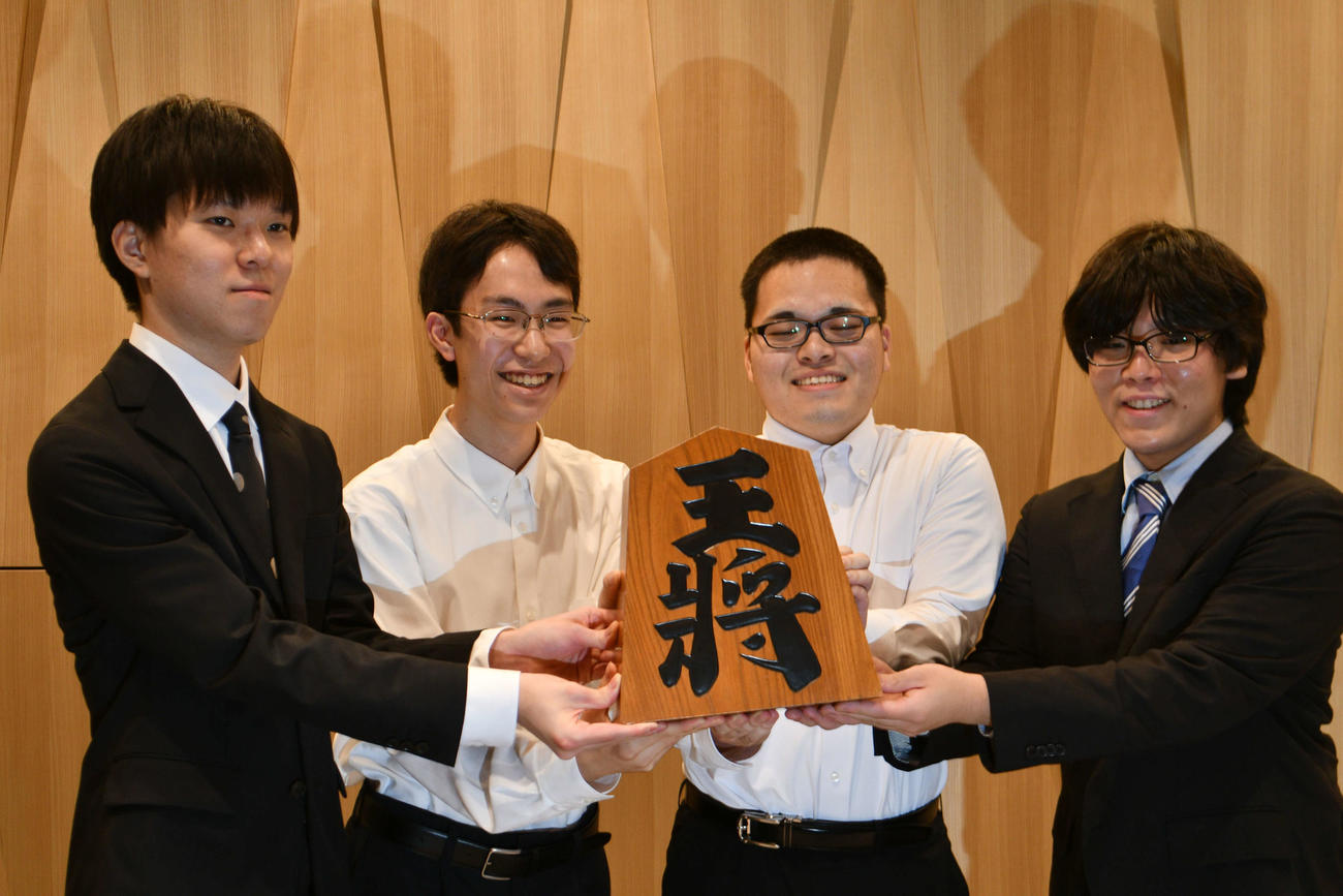 第77回奨励会三段リーグを終えて昇段を決めた片山史龍三段、岩村凛太朗三段、生垣寛人三段、山下数毅三段（左から）