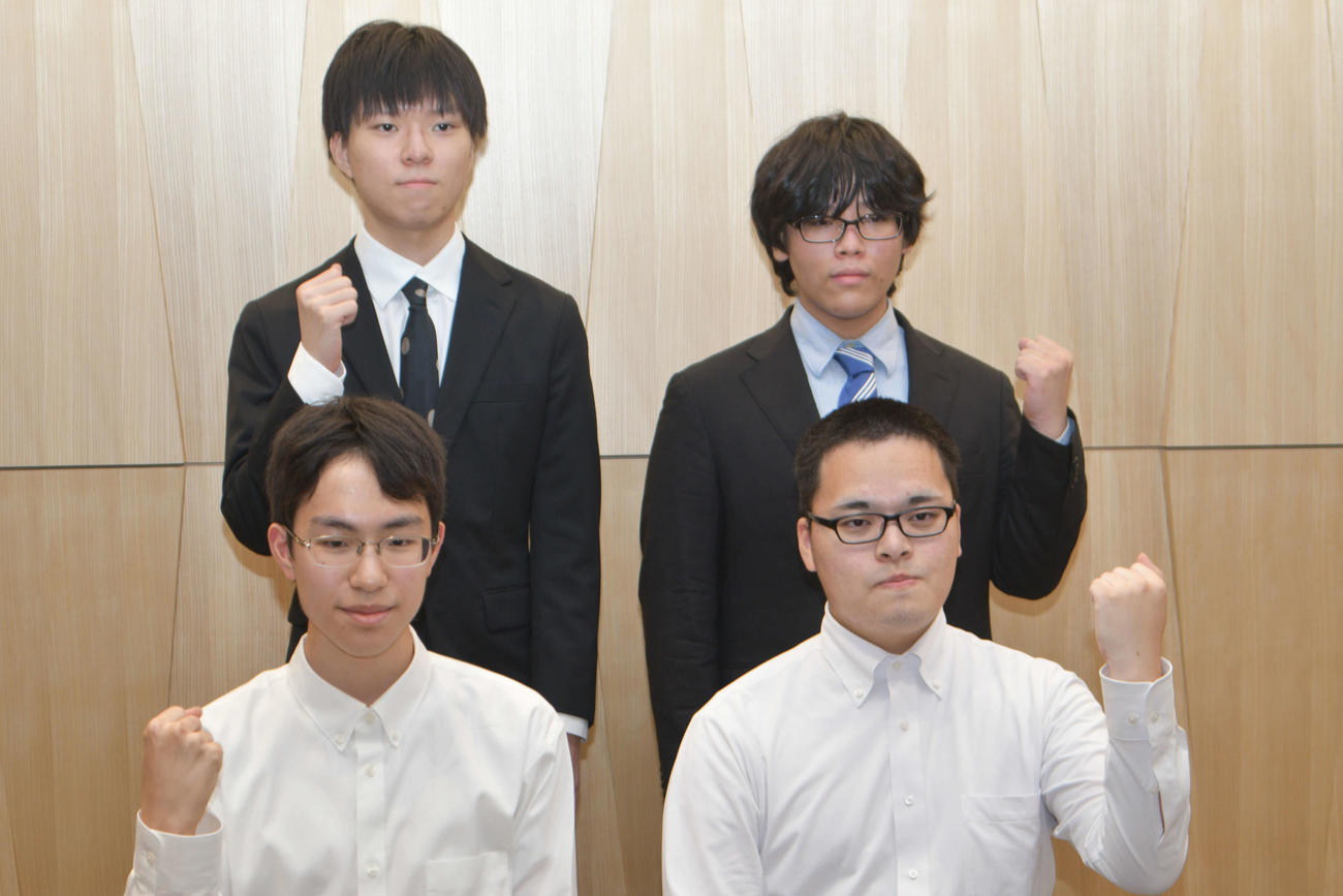 第77回奨励会三段リーグを終えて昇段を決めた岩村凛太朗三段、生垣寛人三段（前列左から）と片山史龍三段、山下数毅三段（後列左から）