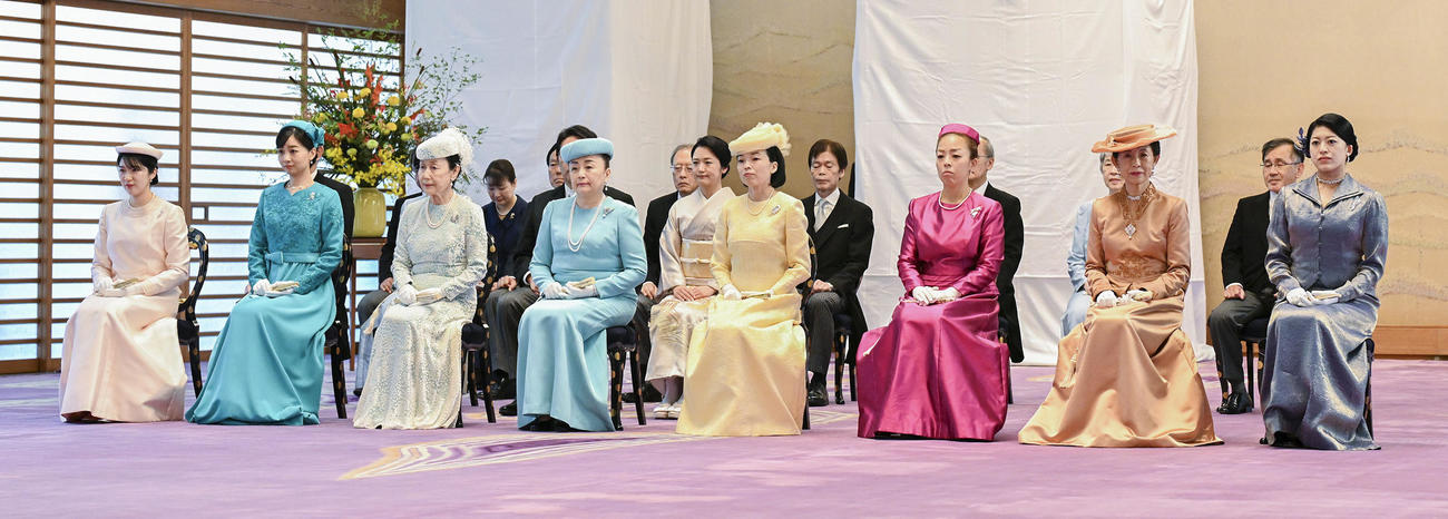 「加冠の儀」に参列された天皇、皇后両陛下の長女愛子さま、秋篠宮家の次女佳子さまと皇族方（共同）