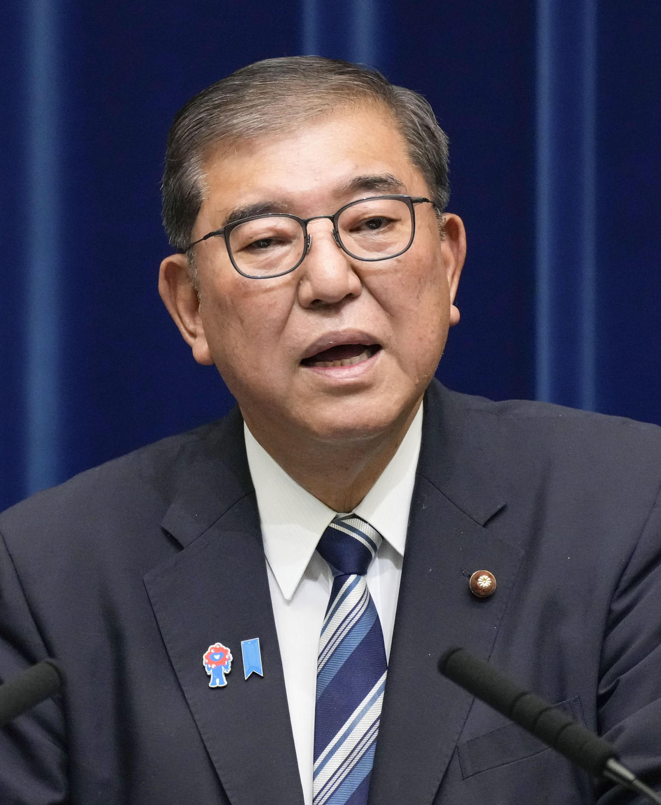 記者会見する石破首相。退陣する意向を表明した（共同）