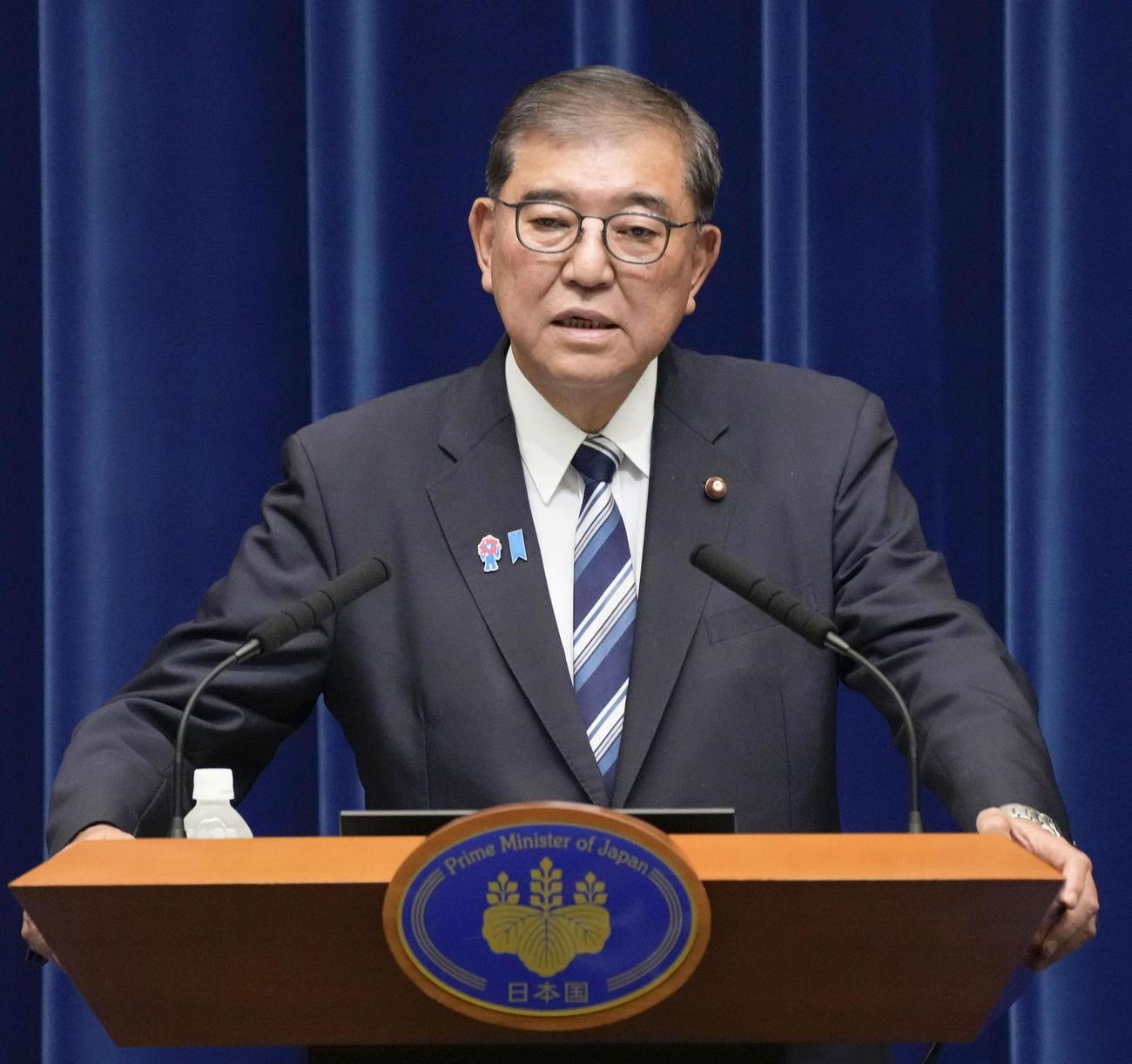 記者会見する石破首相。退陣する意向を表明した（共同）