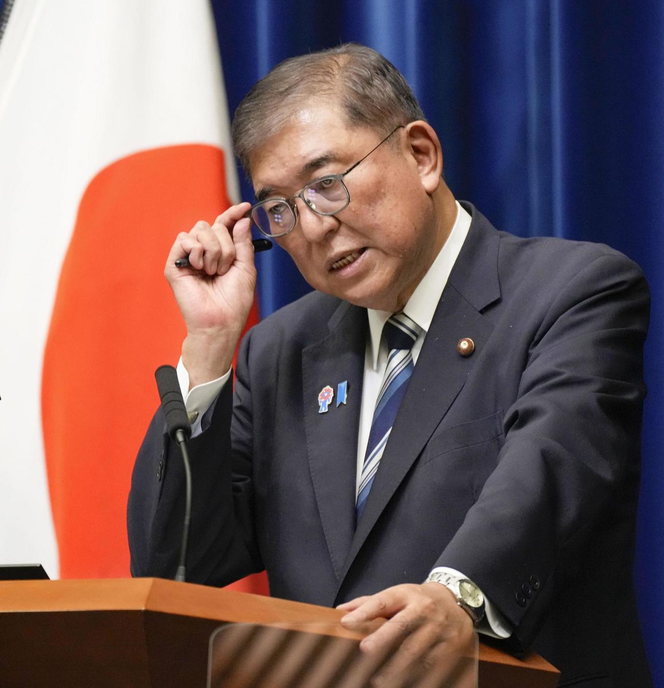記者会見する石破首相（共同）