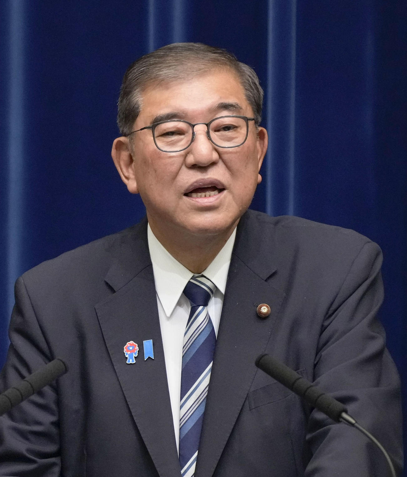 記者会見する石破首相（共同）