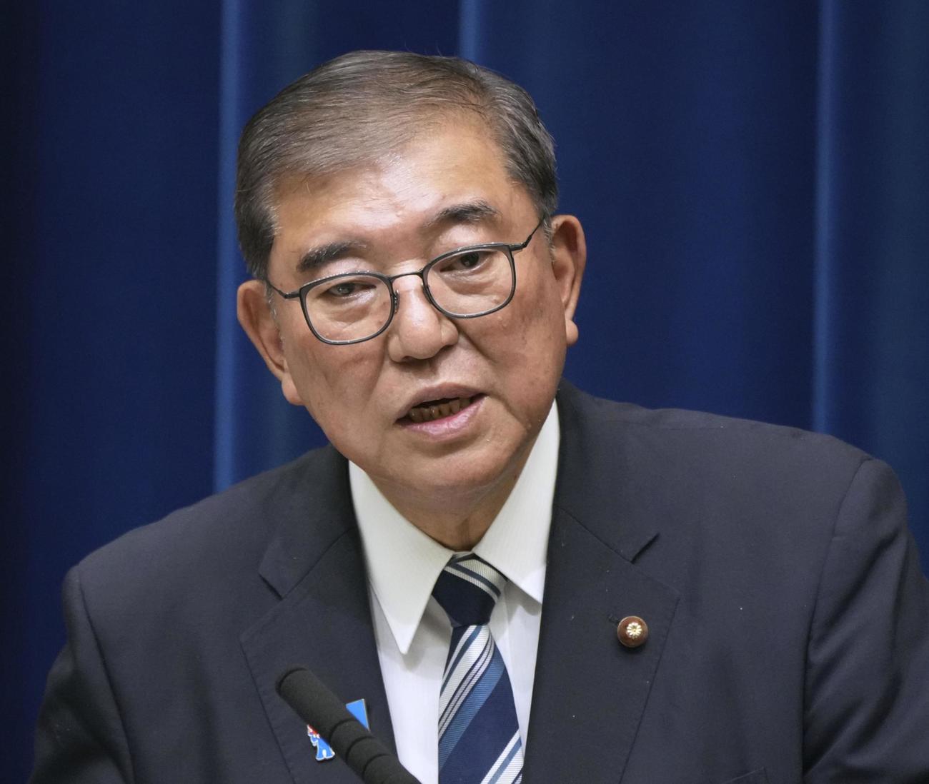 記者会見する石破首相。退陣する意向を表明した（共同）