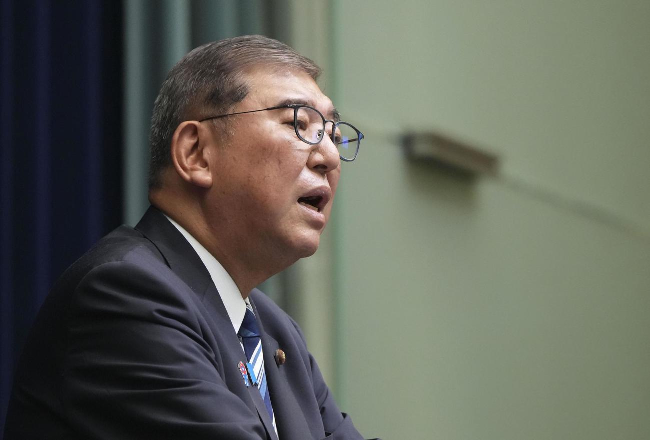 記者会見する石破首相。退陣する意向を表明した（共同）