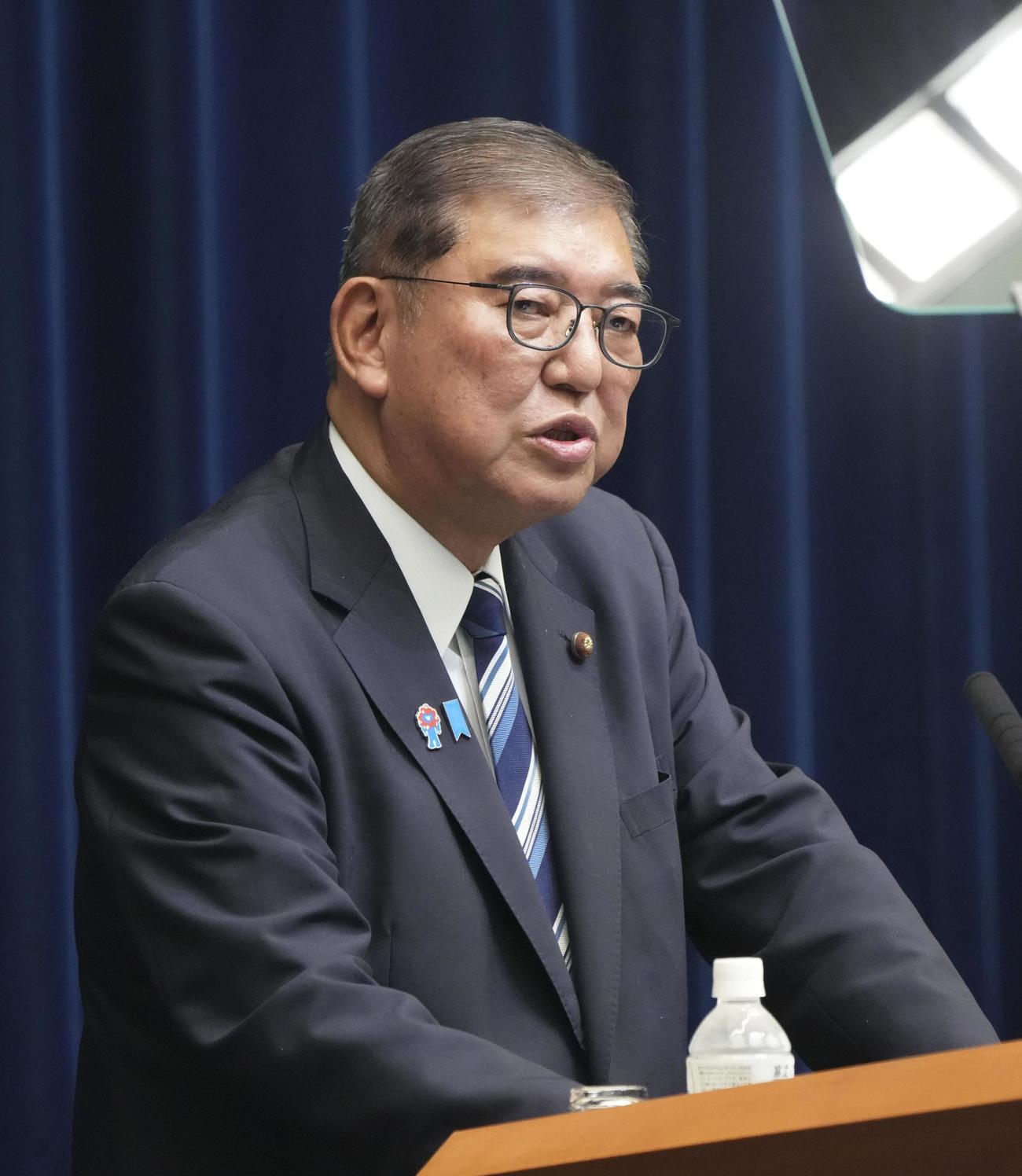 記者会見する石破首相。退陣する意向を表明した（共同）