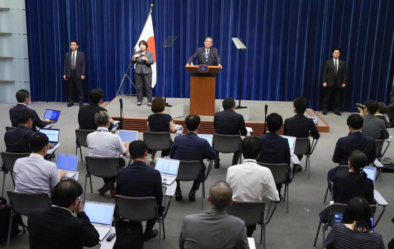 記者会見する石破首相（共同）