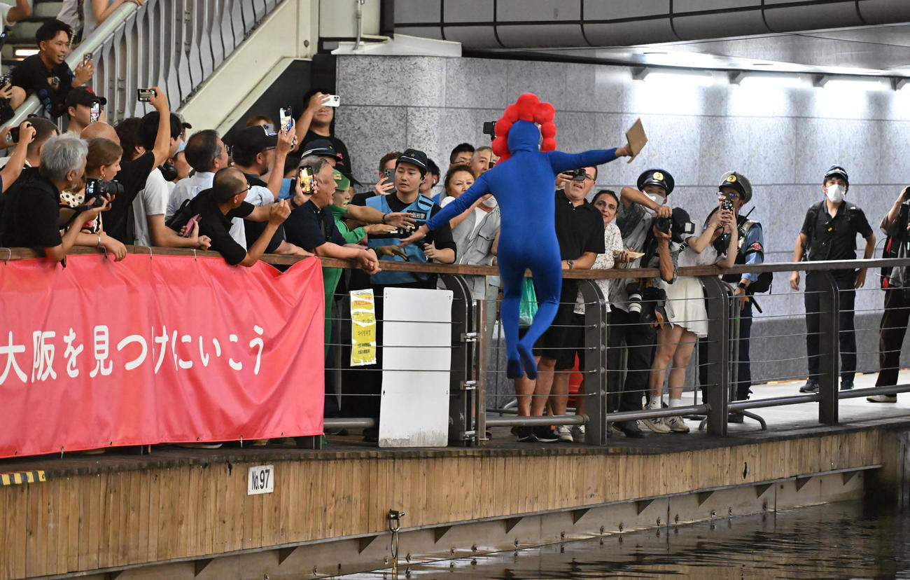 阪神のリーグ優勝に喜び、ミャクミャクの衣装で道頓堀川に飛び込むファン（撮影・和賀正仁）