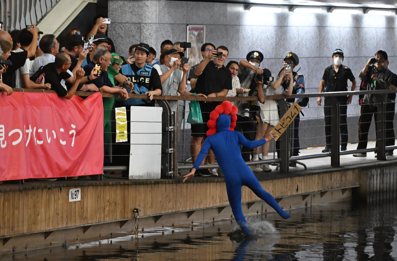 阪神のリーグ優勝に喜び、ミャクミャクの衣装で道頓堀川に飛び込むファン（撮影・和賀正仁）