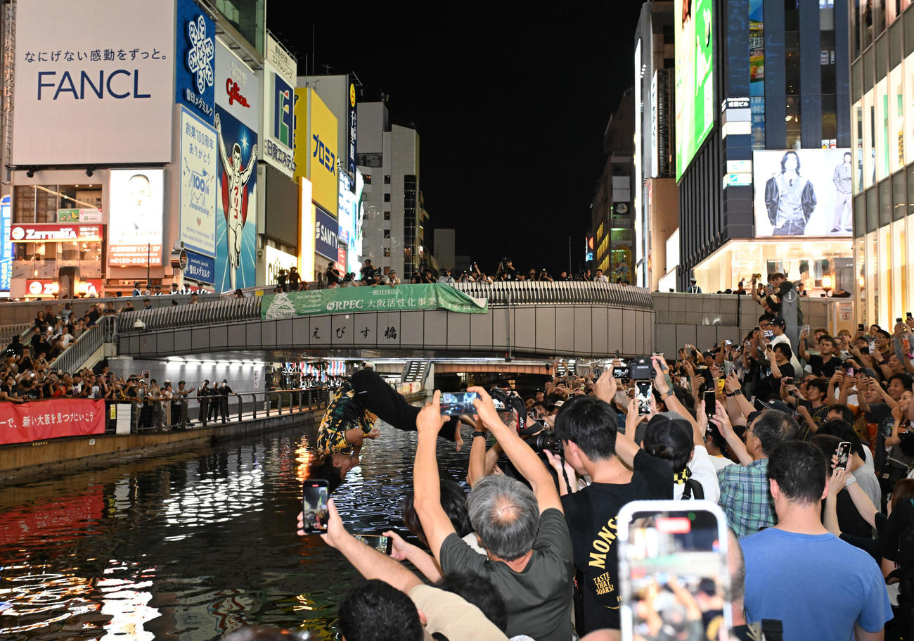 阪神のリーグ優勝に喜び、道頓堀川に飛び込むファン（撮影・和賀正仁）
