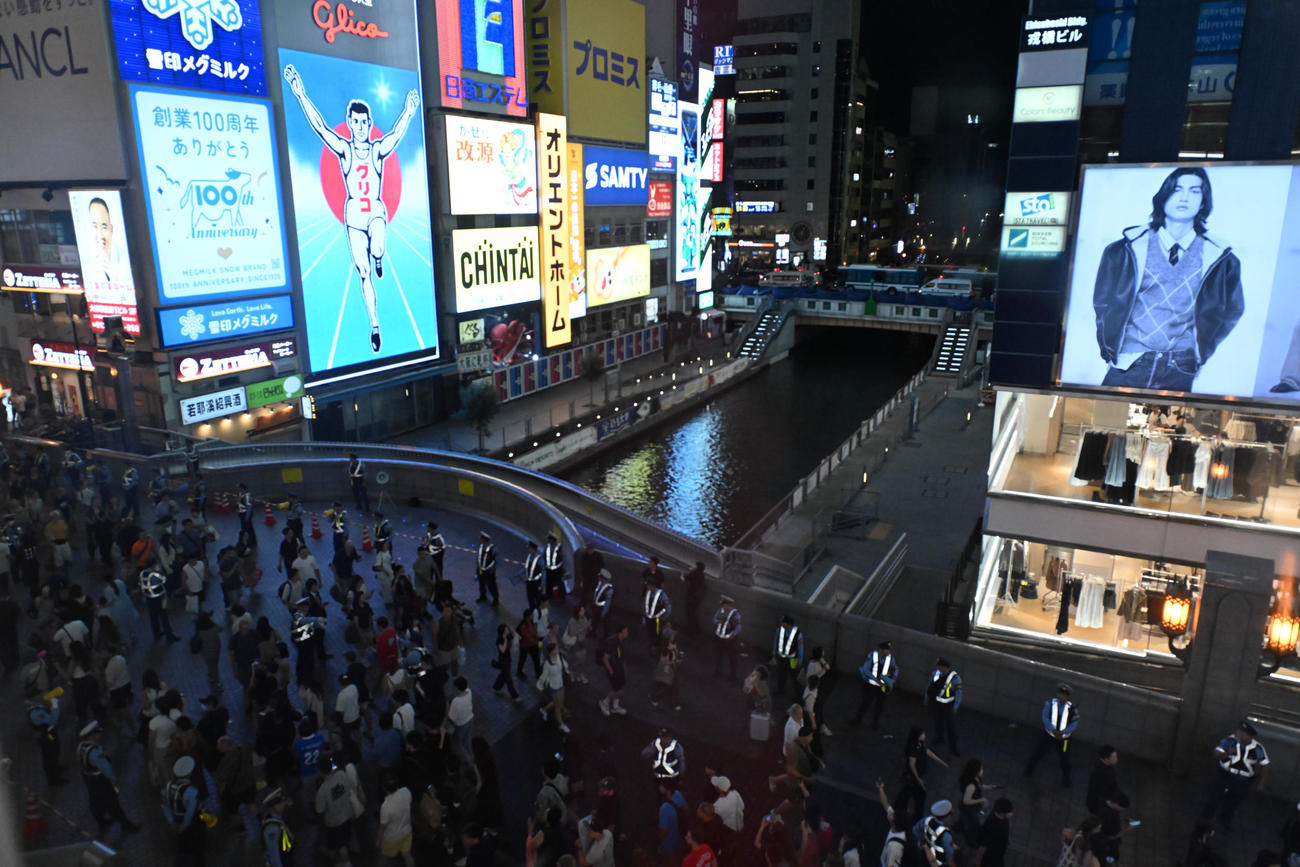 阪神のリーグ優勝に備え厳戒態勢が敷かれている大阪市の道頓堀（撮影・和賀正仁）