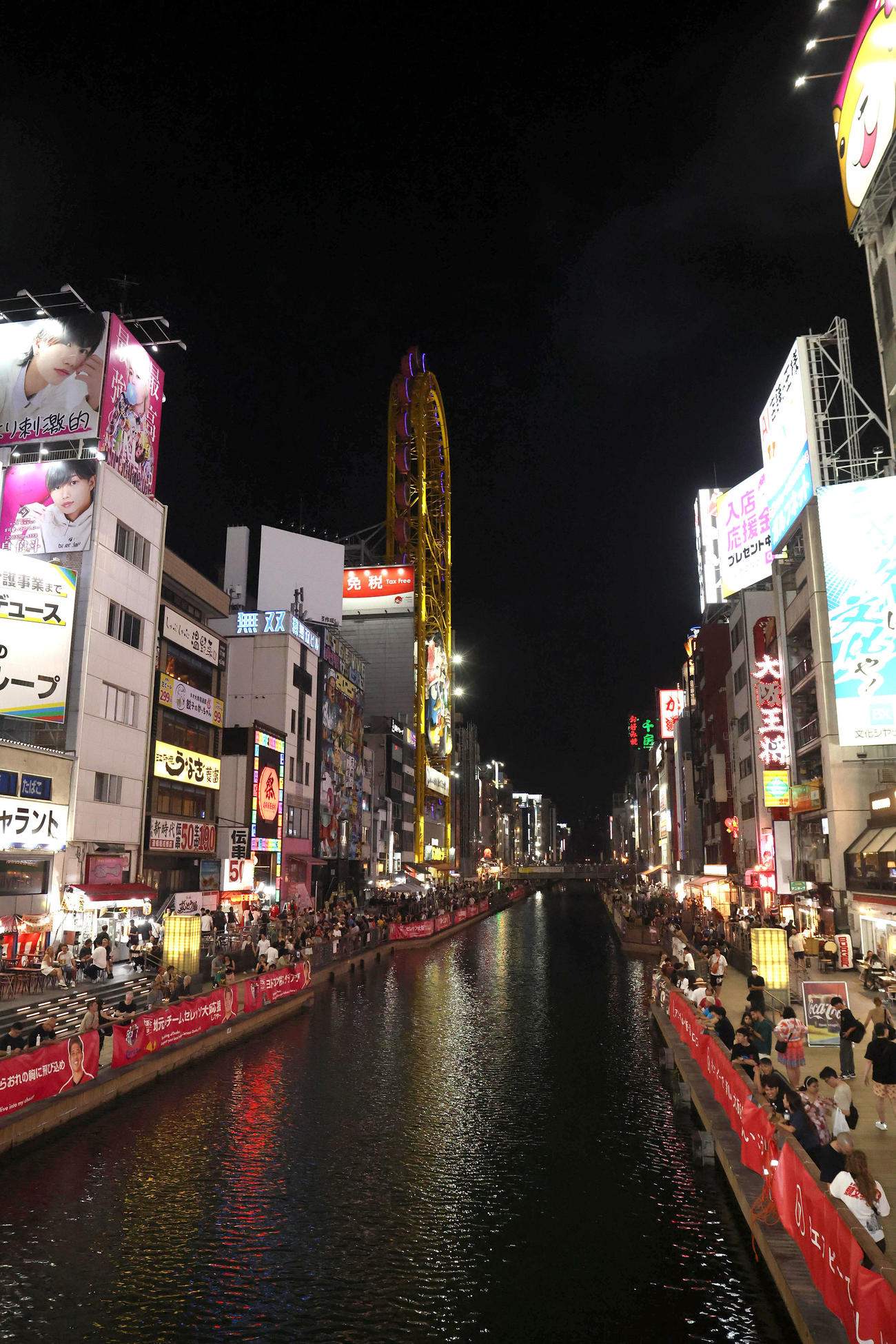 行き交う人でにぎわう道頓堀（撮影・白石智彦）