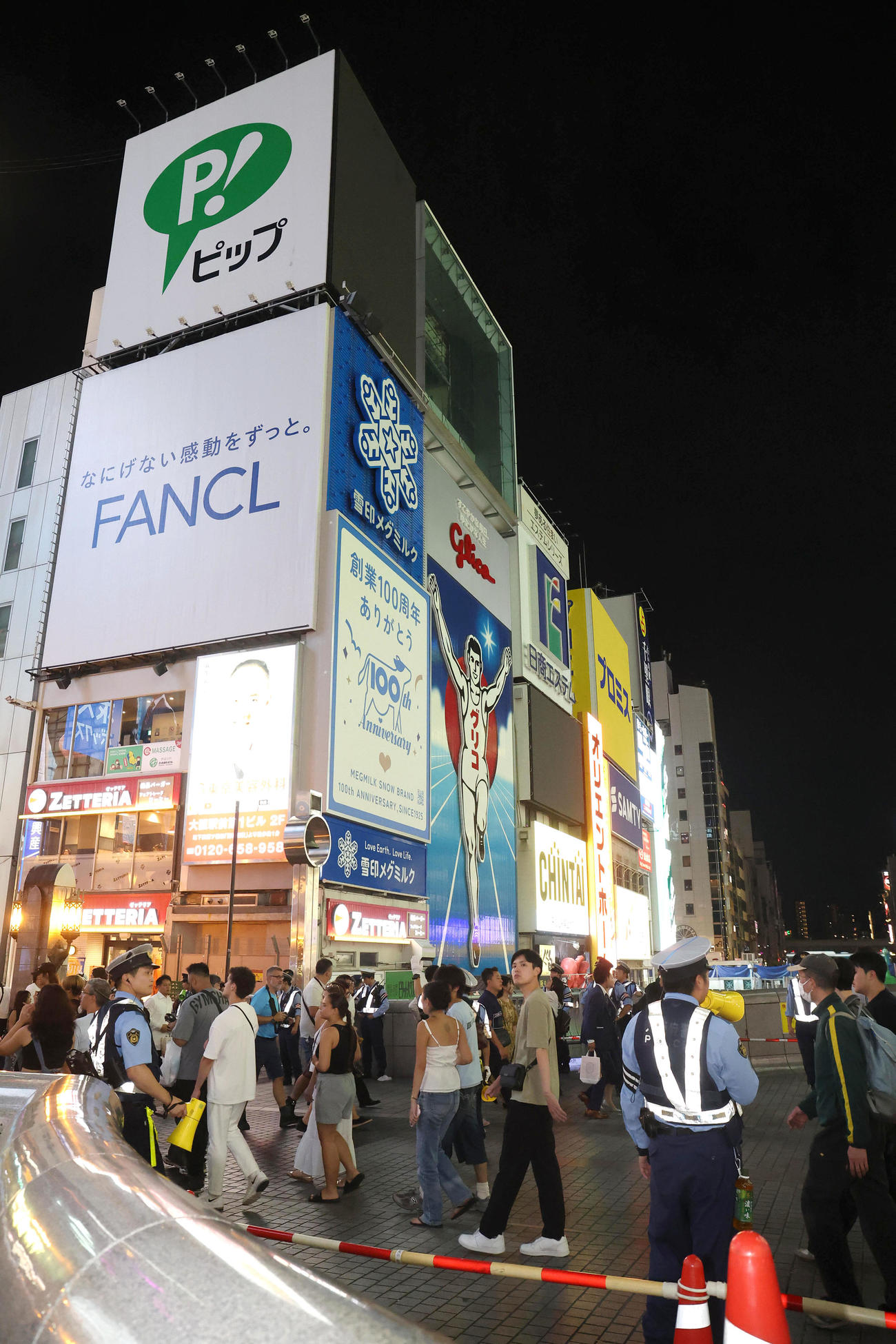 行き交う人でにぎわう道頓堀（撮影・白石智彦）