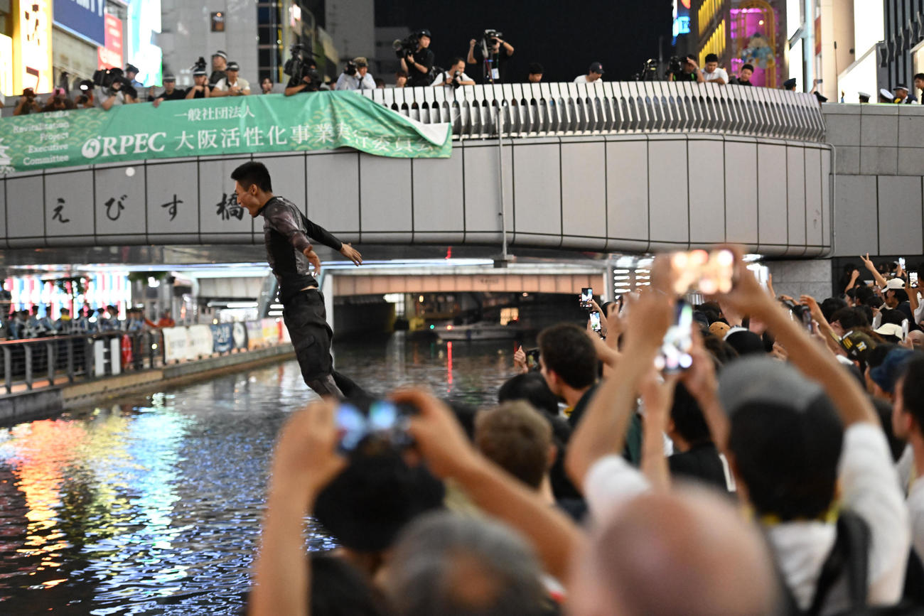 阪神のリーグ優勝に喜び、道頓堀川に飛び込むファン（撮影・和賀正仁）