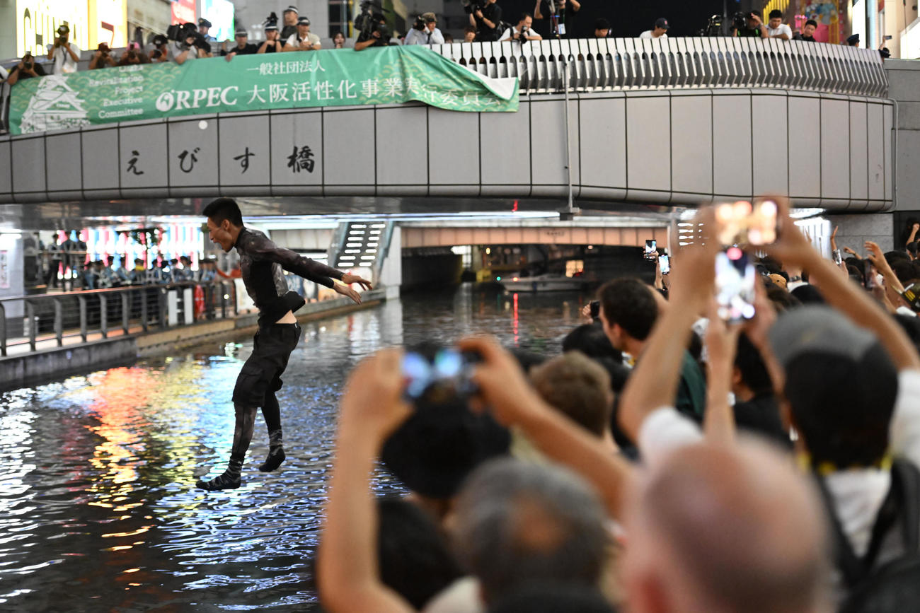 阪神のリーグ優勝に喜び、道頓堀川に飛び込むファン（撮影・和賀正仁）