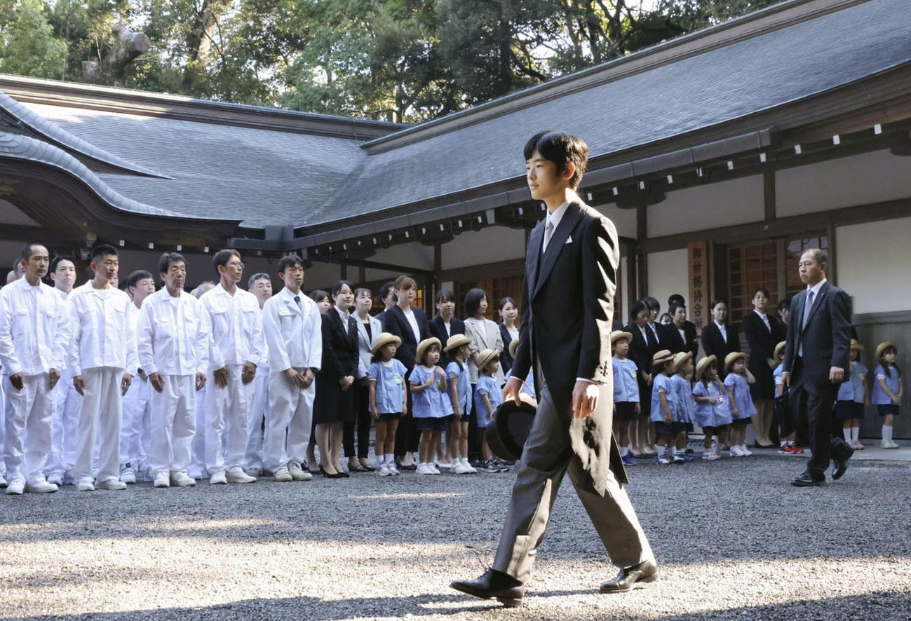 伊勢神宮外宮の神楽殿前を進まれる秋篠宮ご夫妻の長男悠仁さま（共同）