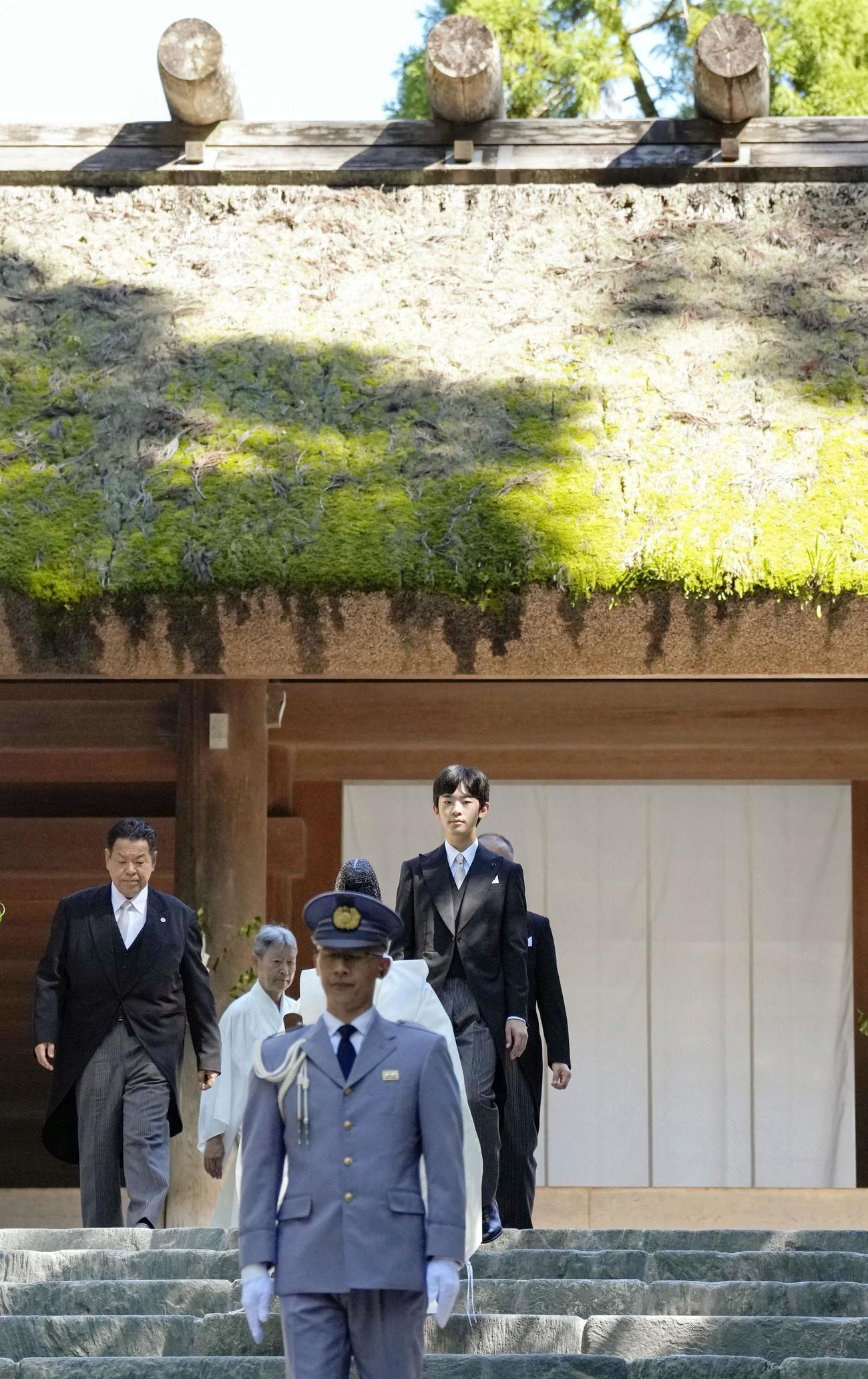 伊勢神宮内宮を参拝された秋篠宮家の長男悠仁さま＝8日午前、三重県伊勢市（共同）