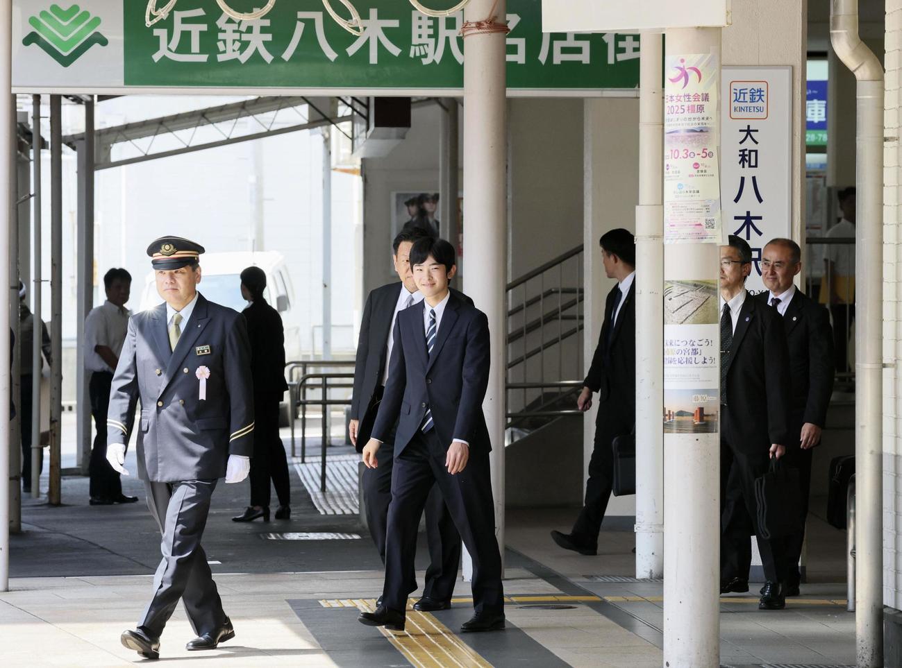 神武天皇陵の参拝で、近鉄大和八木駅に到着された秋篠宮家の長男悠仁さま＝8日午後、奈良県橿原市（代表撮影）