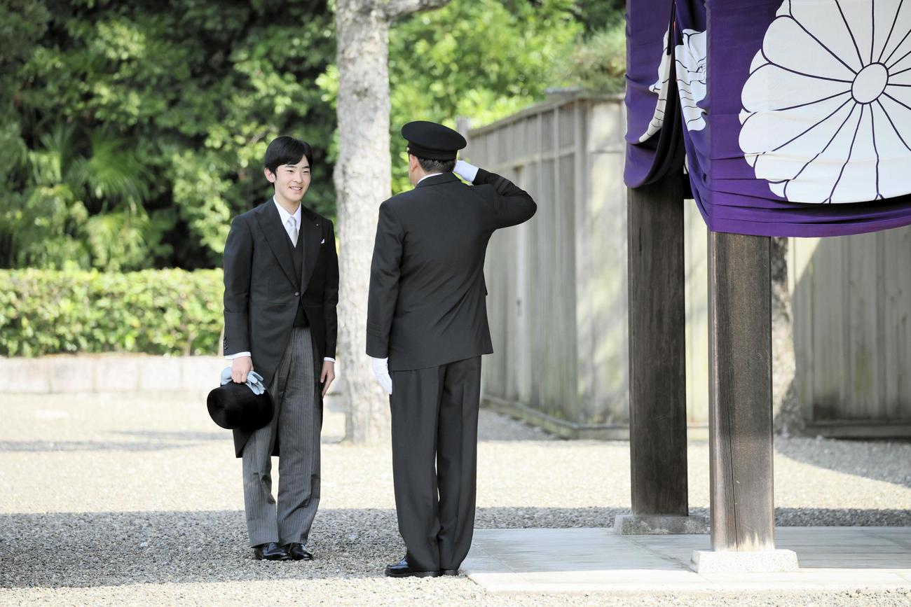 神武天皇陵に到着された秋篠宮家の長男悠仁さま＝8日午後、奈良県橿原市（代表撮影）