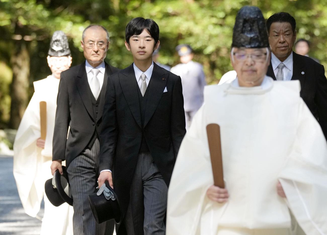 伊勢神宮内宮の参拝に向かわれる秋篠宮家の長男悠仁さま＝8日午前、三重県伊勢市（共同）