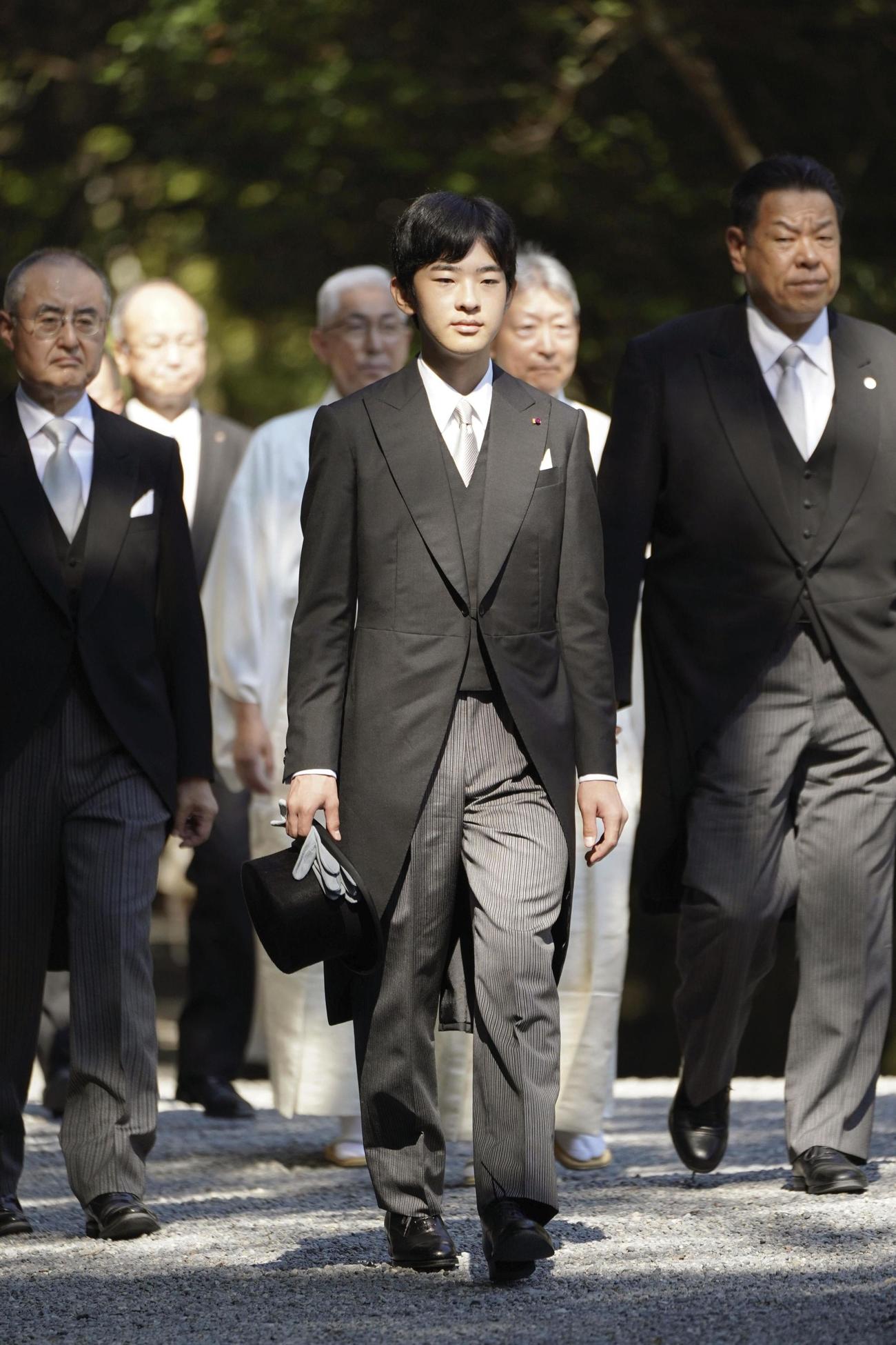 伊勢神宮内宮を参拝される秋篠宮家の長男悠仁さま＝8日午前、三重県伊勢市（代表撮影）
