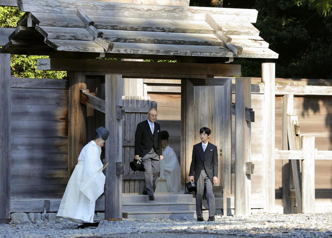 伊勢神宮外宮を参拝される秋篠宮家の長男悠仁さま＝8日午前、三重県伊勢市（代表撮影）