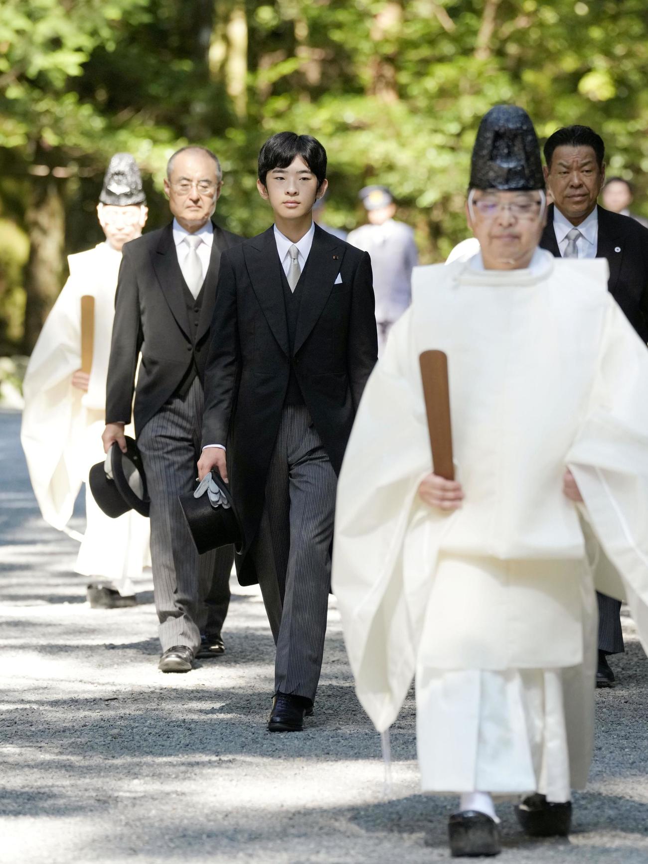 伊勢神宮内宮の参拝に向かわれる秋篠宮家の長男悠仁さま＝8日午前、三重県伊勢市（共同）