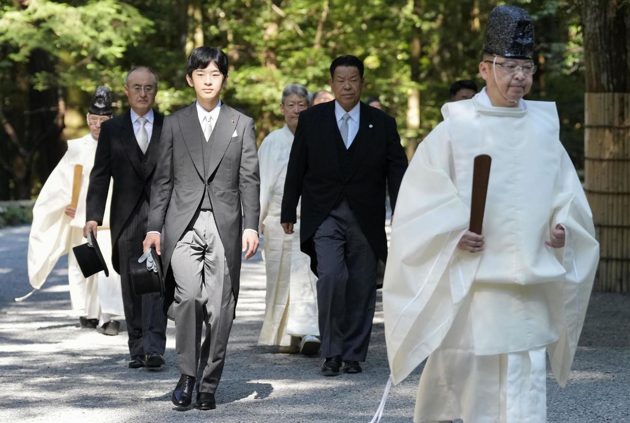 伊勢神宮内宮の参拝に向かわれる秋篠宮家の長男悠仁さま＝8日午前、三重県伊勢市（共同）
