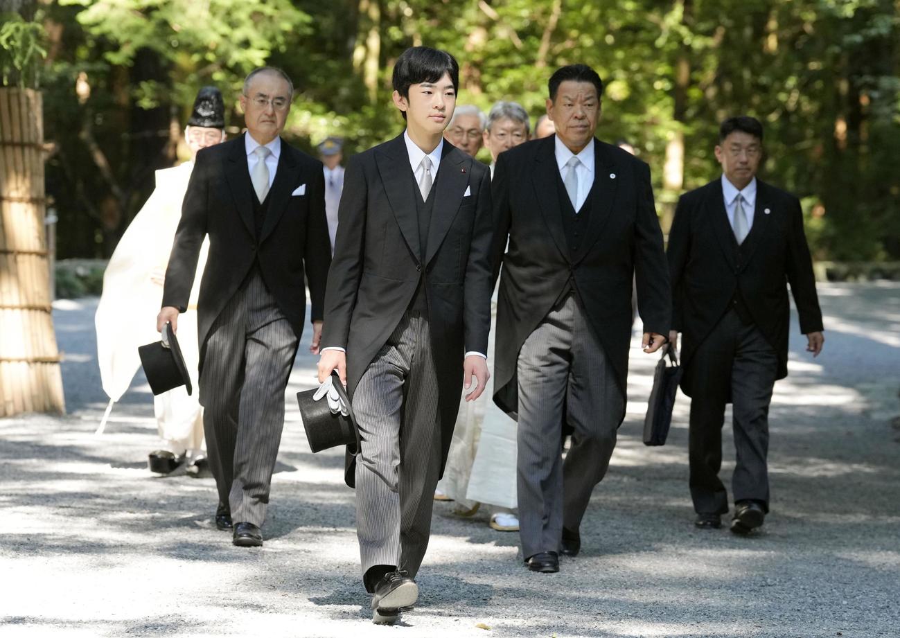 伊勢神宮内宮の参拝に向かわれる秋篠宮家の長男悠仁さま＝8日午前、三重県伊勢市（共同）