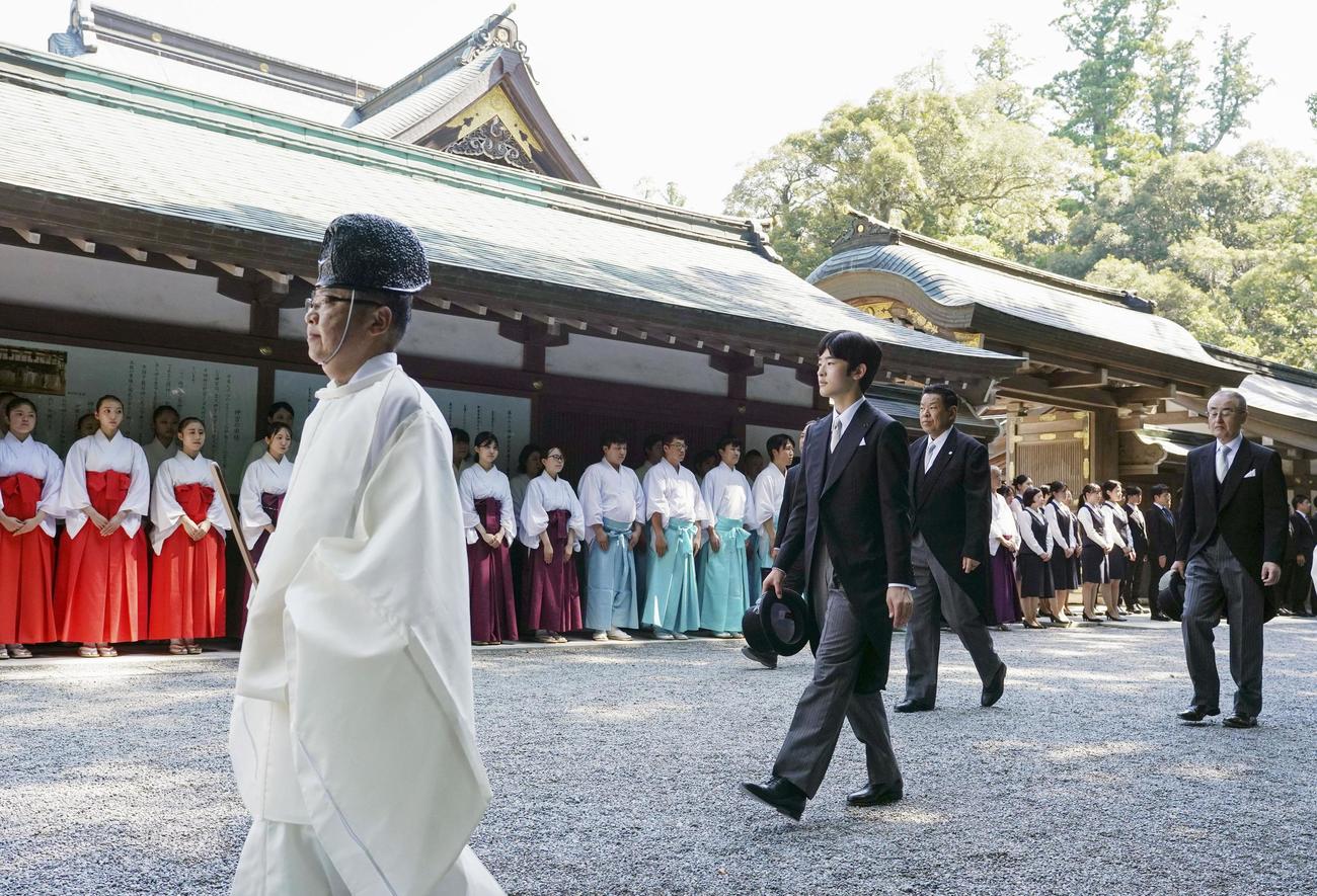 伊勢神宮内宮の参拝を終え、神楽殿前を進まれる秋篠宮家の長男悠仁さま＝8日午前、三重県伊勢市（代表撮影）