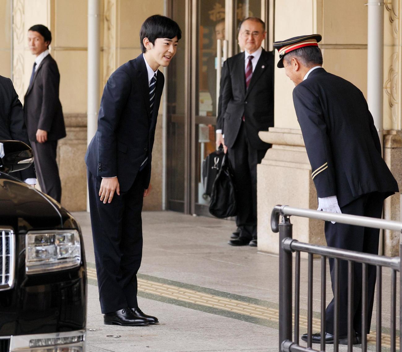 伊勢神宮の参拝を終え、近鉄宇治山田駅に到着された秋篠宮家の長男悠仁さま＝8日午前、三重県伊勢市（代表撮影）