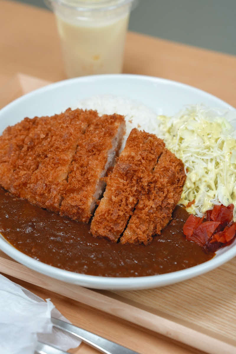 藤井聡太王位の初日のランチは「『大盤』勝つカレー」と「パッションフルーツラッシー」（日本将棋連盟提供）