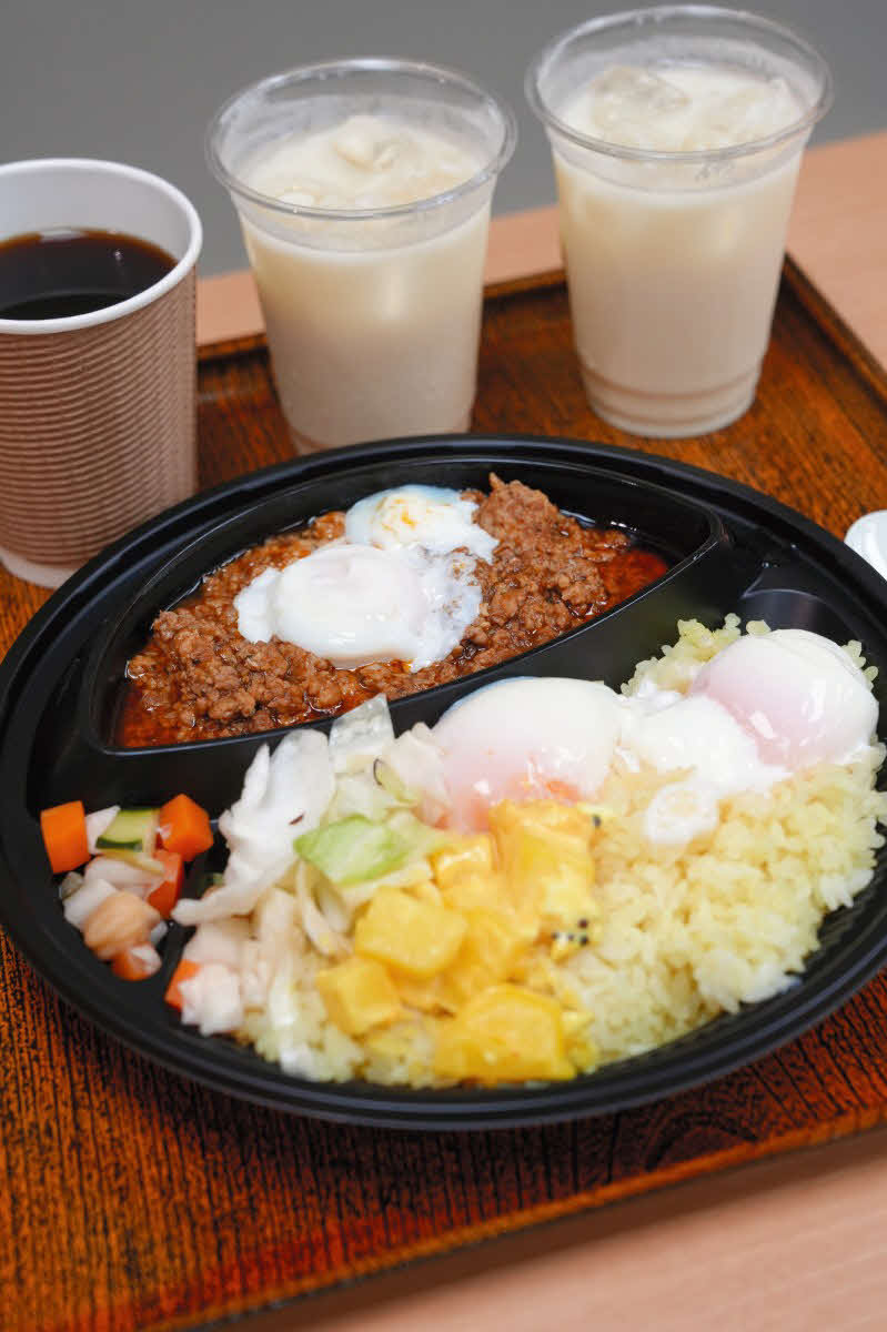 永瀬拓矢九段のランチは「キーマカレー大盛りに温泉卵3つトッピング」「パッションフルーツラッシー2個」「ホットコーヒー」（日本将棋連盟提供）