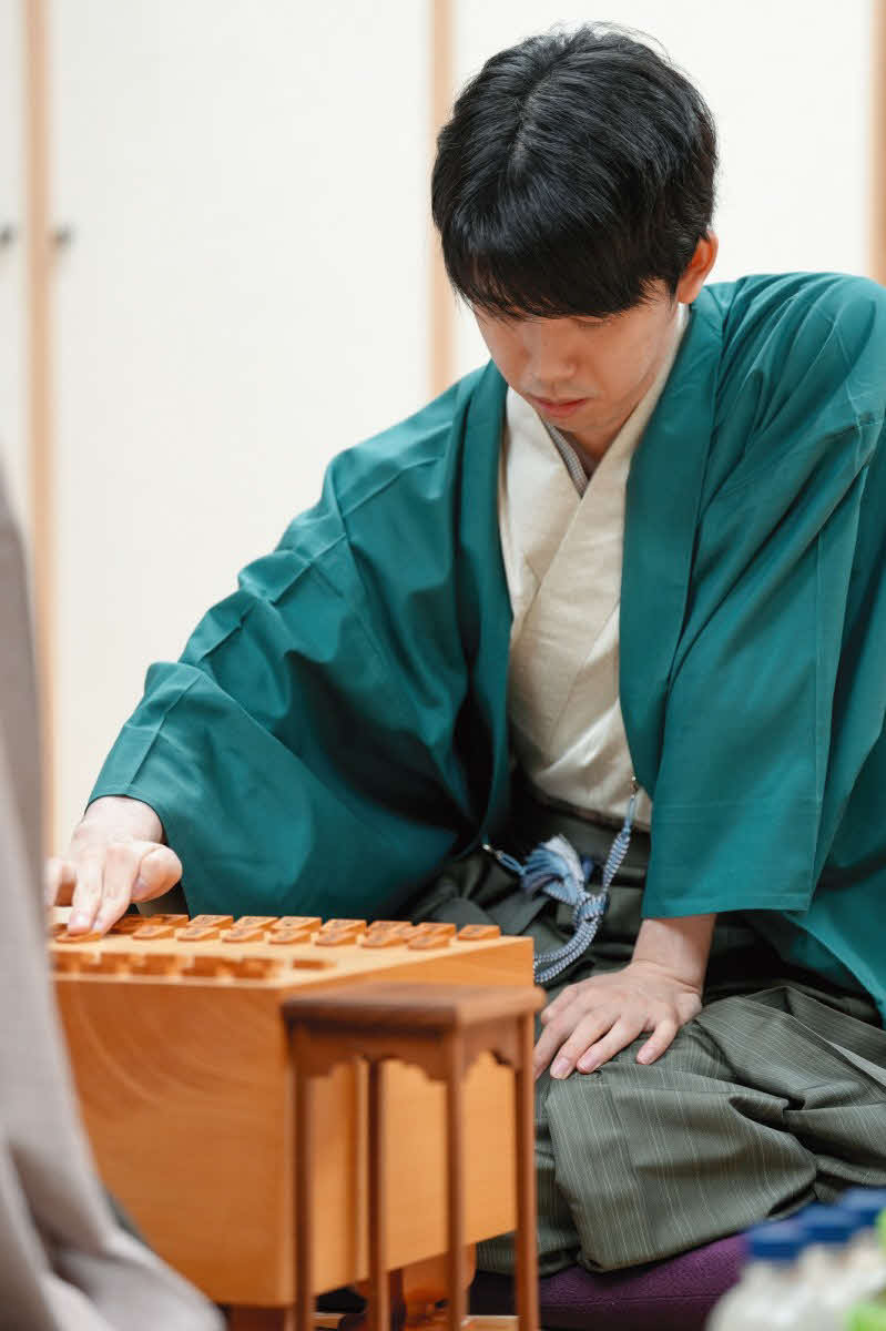 6連覇を目指して初手を指す藤井聡太王位（日本将棋連盟提供）