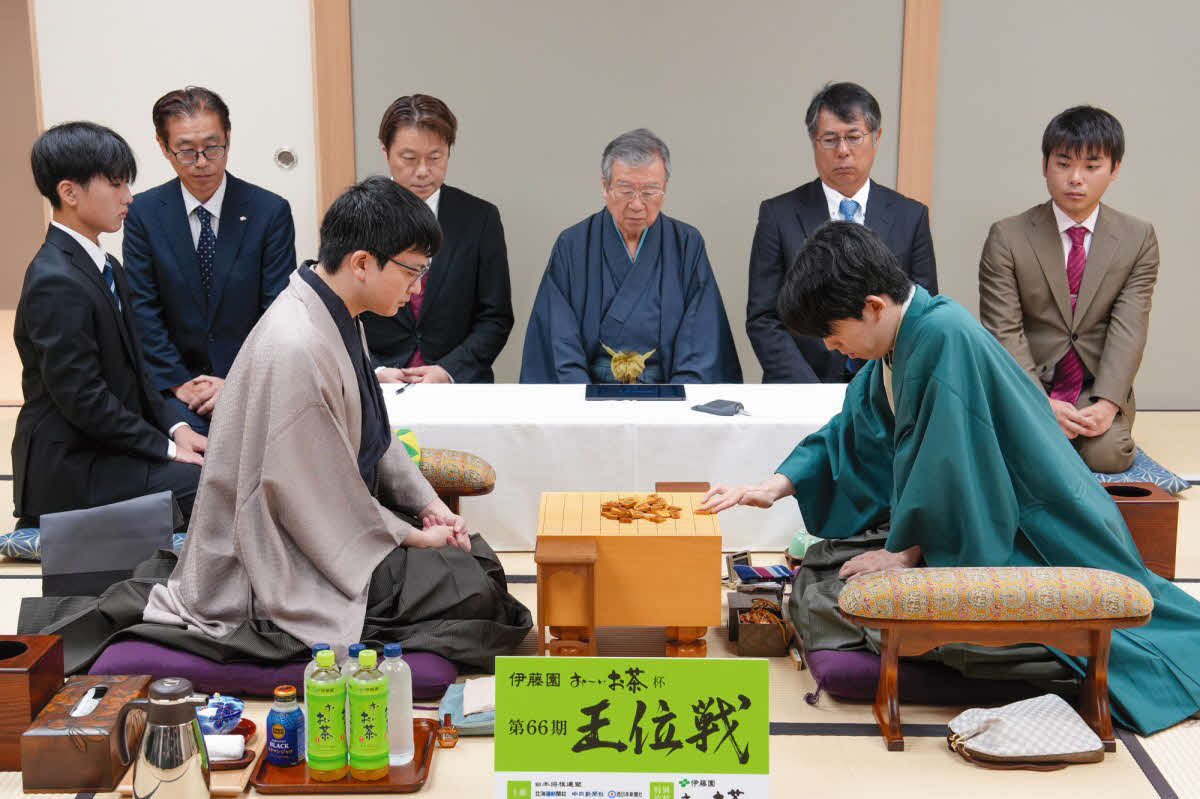 永瀬拓矢九段（左）が藤井聡太王位（右）に挑戦する王位戦第6局は静岡県牧之原市「平田寺」から東京・千駄ケ谷「将棋会館」に場所を変更して開催（日本将棋連盟提供）