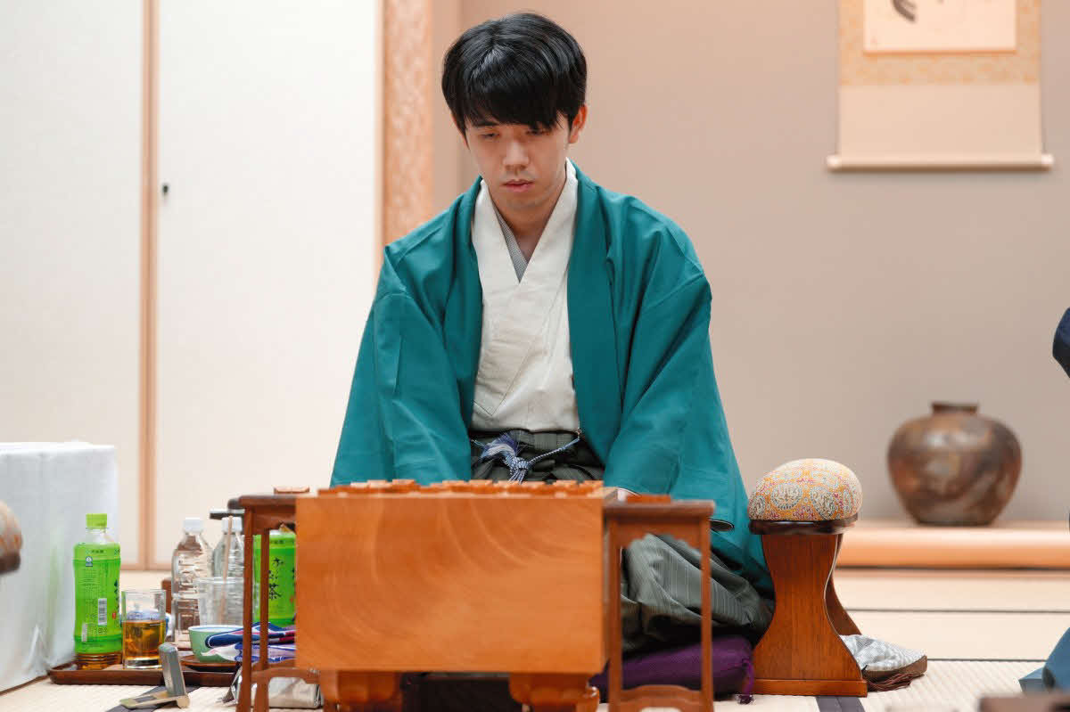 王位戦第6局の封じ手局面を見つめる藤井聡太王位（日本将棋連盟提供）