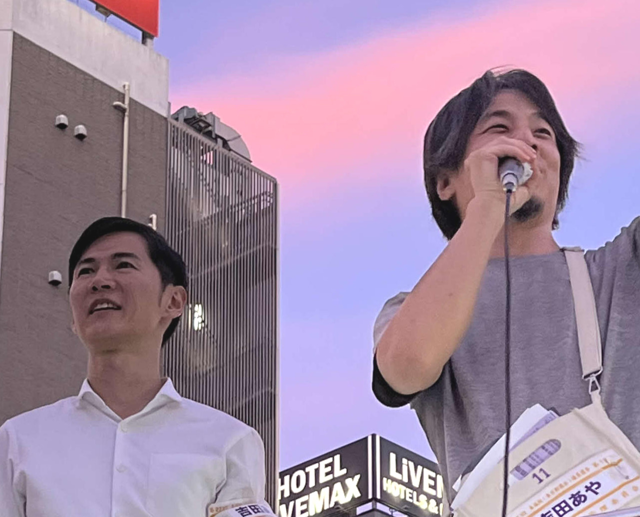 石丸伸二氏（左）とひろゆき氏（2025年7月撮影）