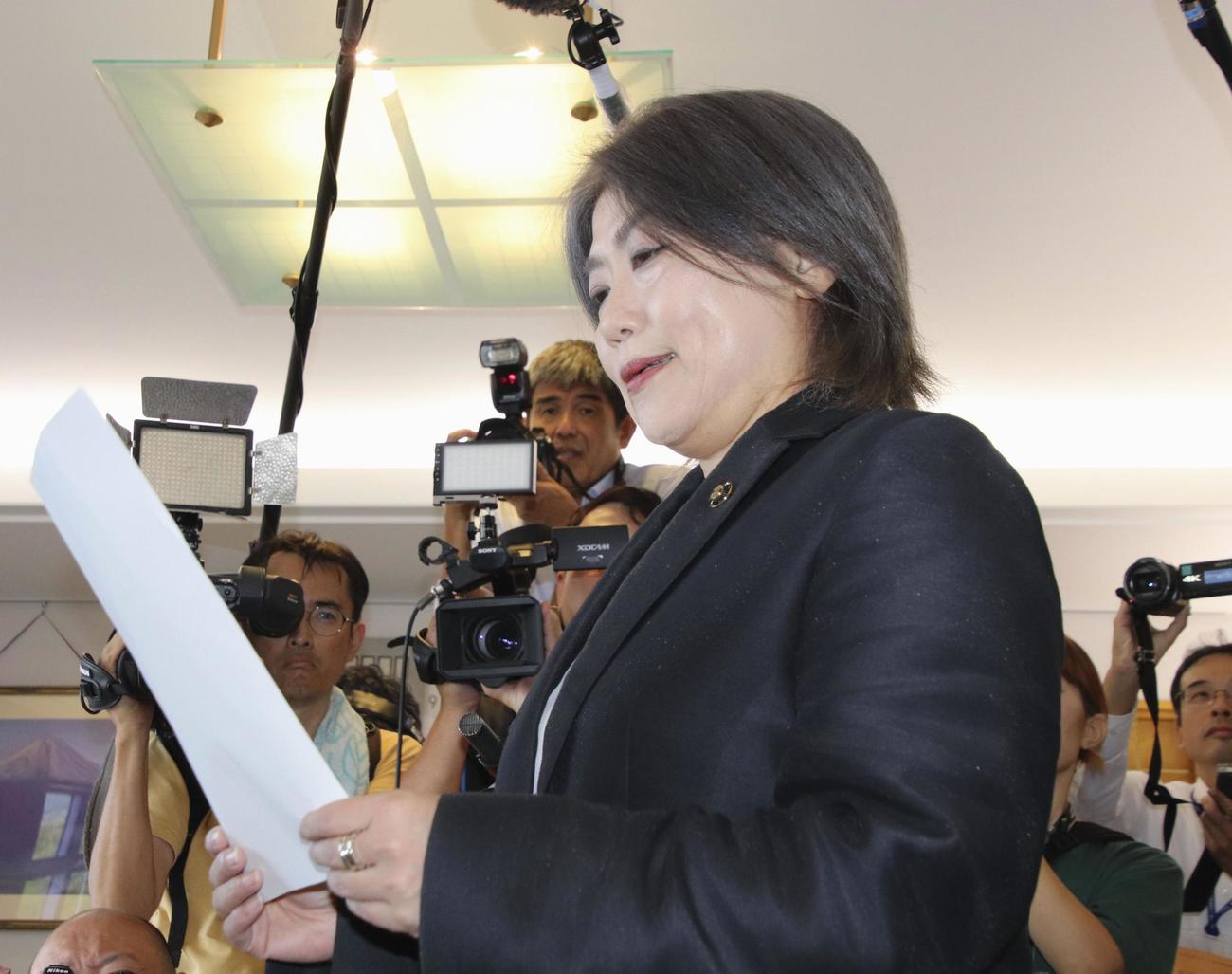 静岡県伊東市議会の解散通知書を読み上げる田久保真紀市長＝10日午前、伊東市（共同）