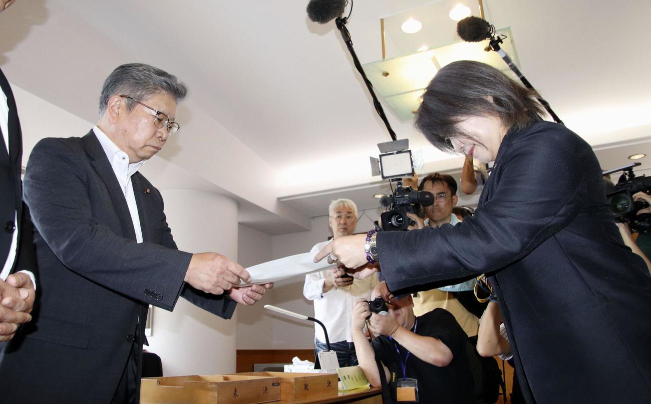 静岡県伊東市議会の解散通知書を中島弘道議長（左）に手渡す田久保真紀市長＝10日午前、伊東市（共同）
