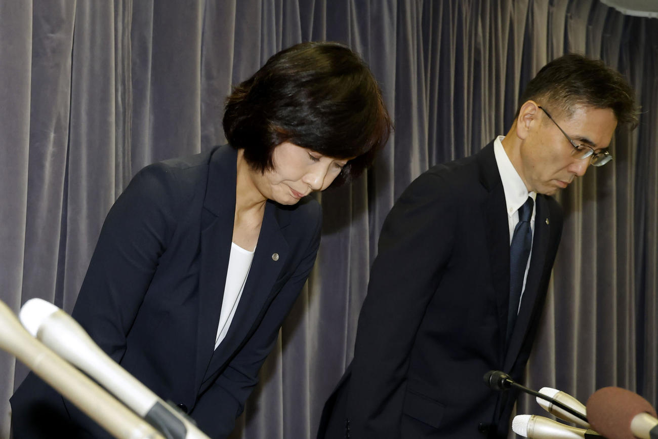 国交省からの厳重注意を受け、記者会見で謝罪する日航の鳥取三津子社長（左）＝10日午前、国交省（共同）