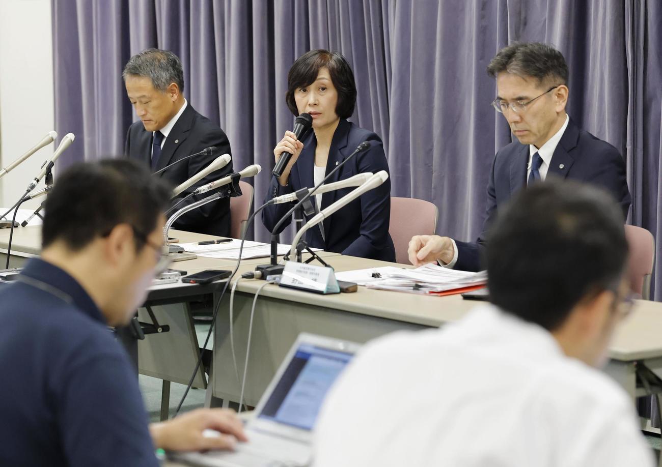 国交省からの厳重注意を受け、記者会見する日航の鳥取三津子社長（中央）＝10日午前、国交省（共同）