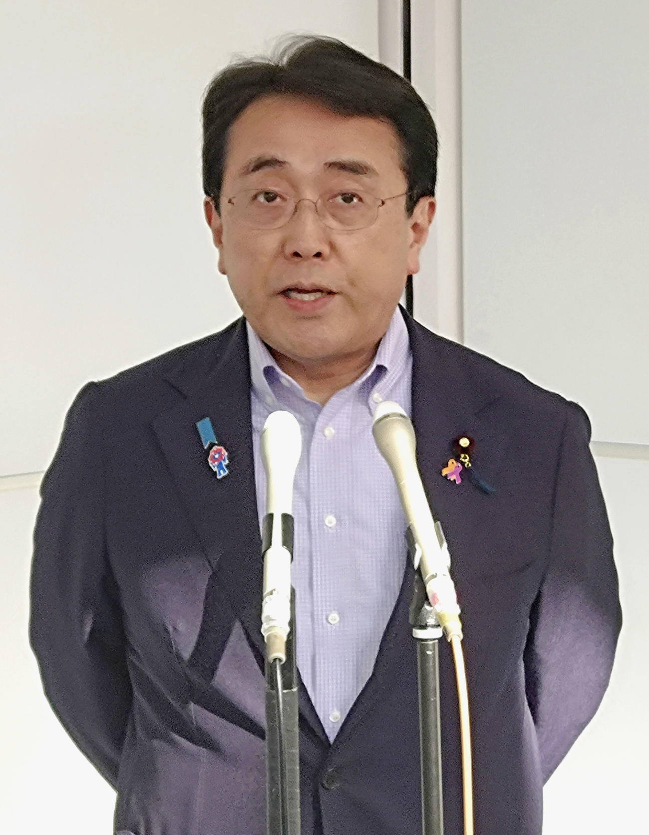 6日、羽田空港で記者団の取材に応じる赤沢経済再生相（共同）