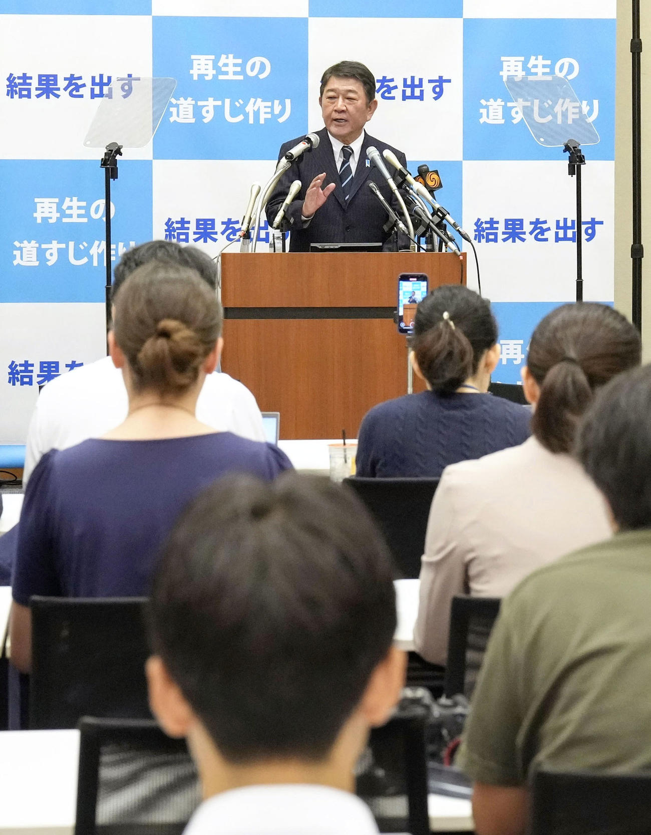 記者会見で、自民党総裁選への立候補を正式に表明する茂木前幹事長（共同）