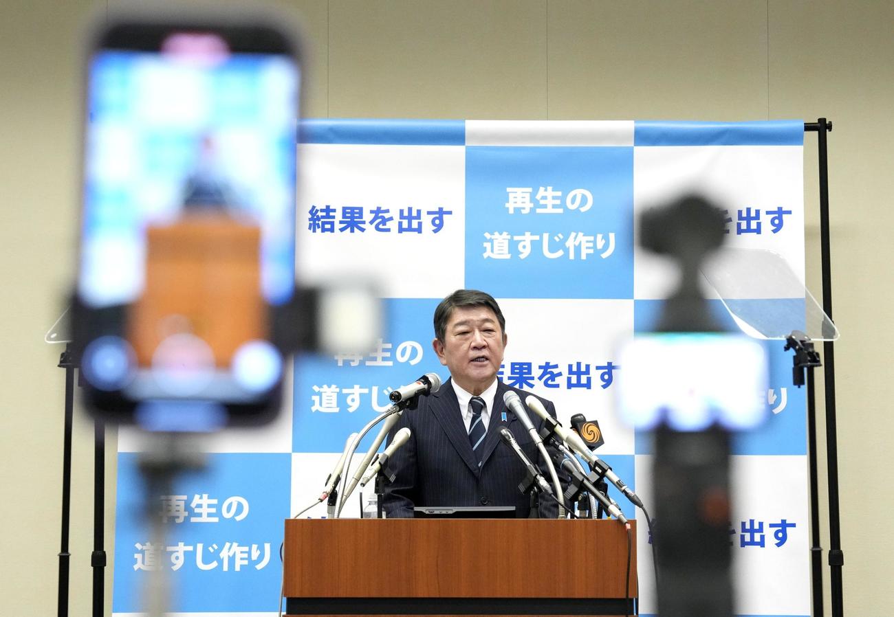 記者会見で、自民党総裁選への立候補を正式に表明する茂木前幹事長（共同）