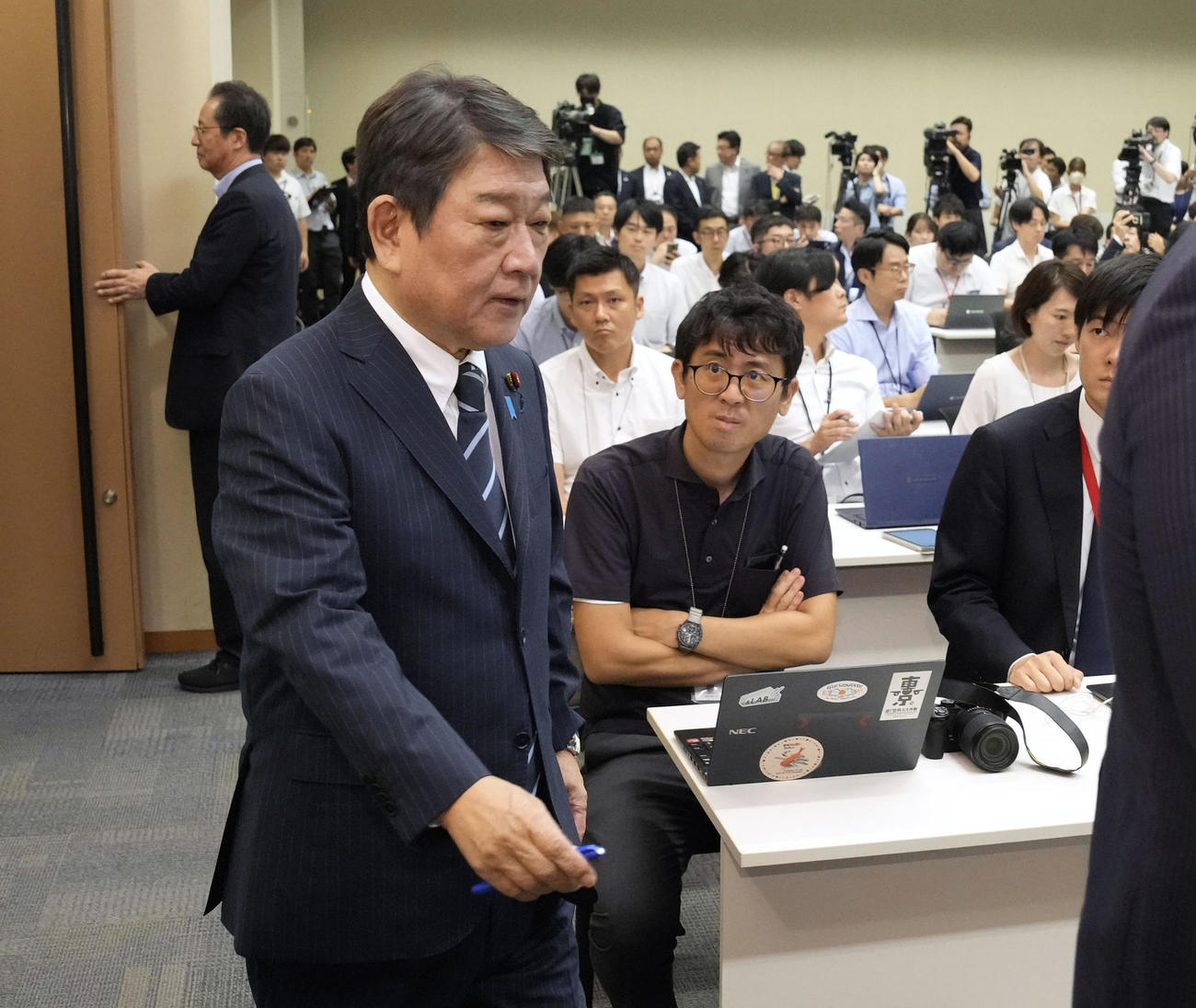 記者会見に臨む自民党の茂木前幹事長。総裁選への立候補を正式に表明した（共同）