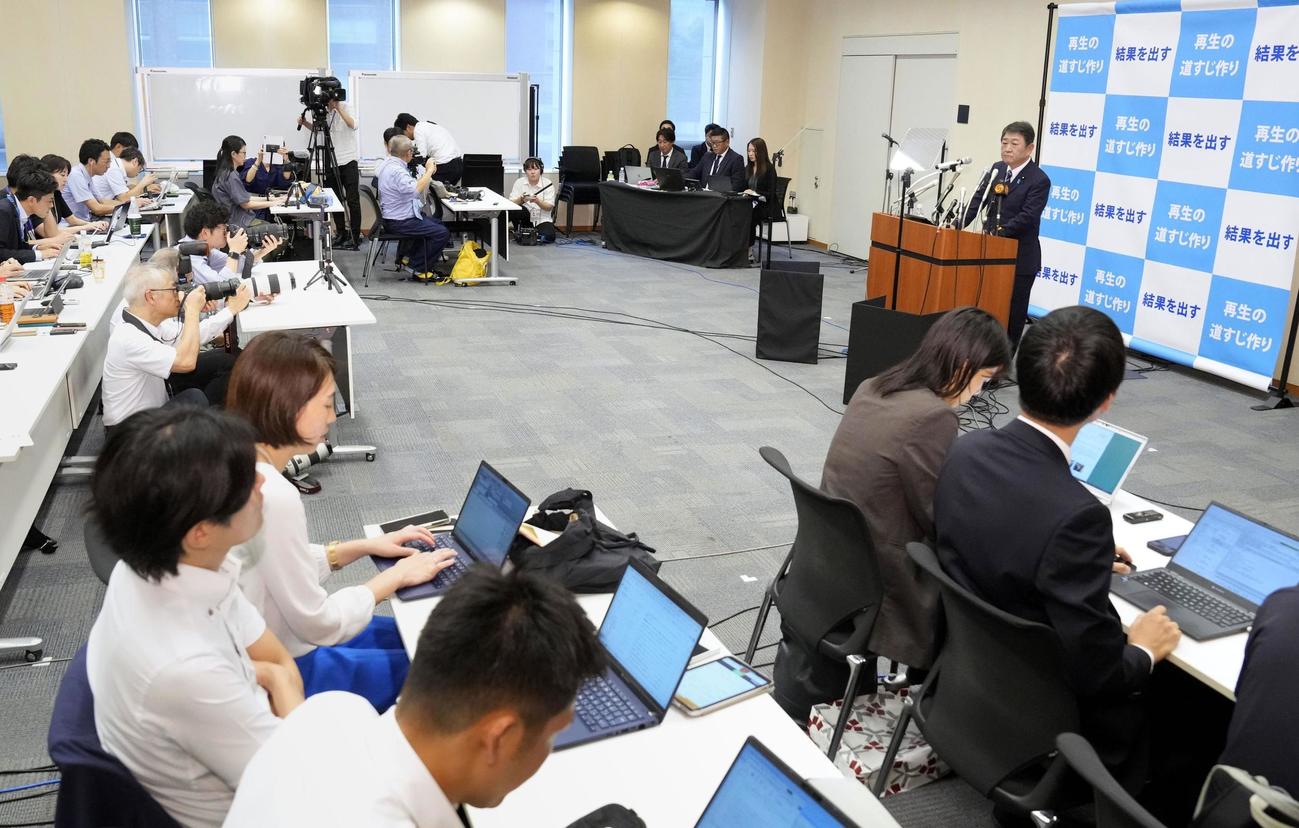 記者会見で、自民党総裁選への立候補を正式に表明する茂木前幹事長（共同）